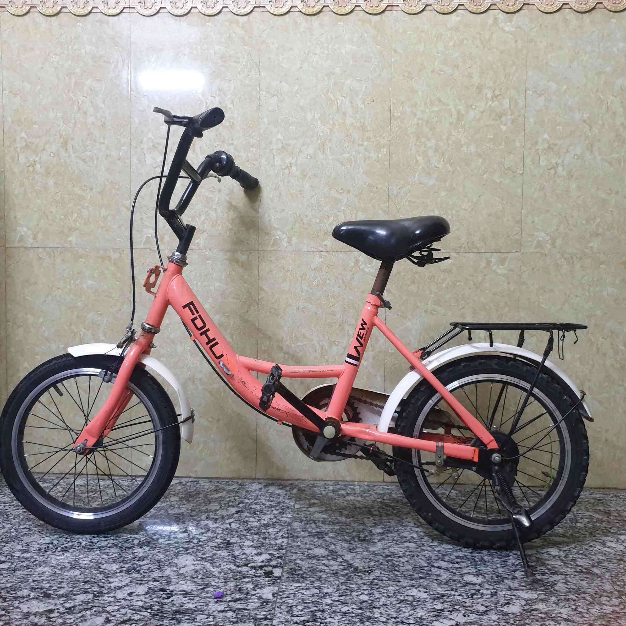 السلام عليكم  بايسكل بناتي للبيع اللون مميز برتقالي بريك دسك 90 جديد بريك امامي نضيف جاملغات جدد سرج طبي جديد تايرات جدد حجم 16 للتواصل الخاص مفتوح او *********** واتساب
