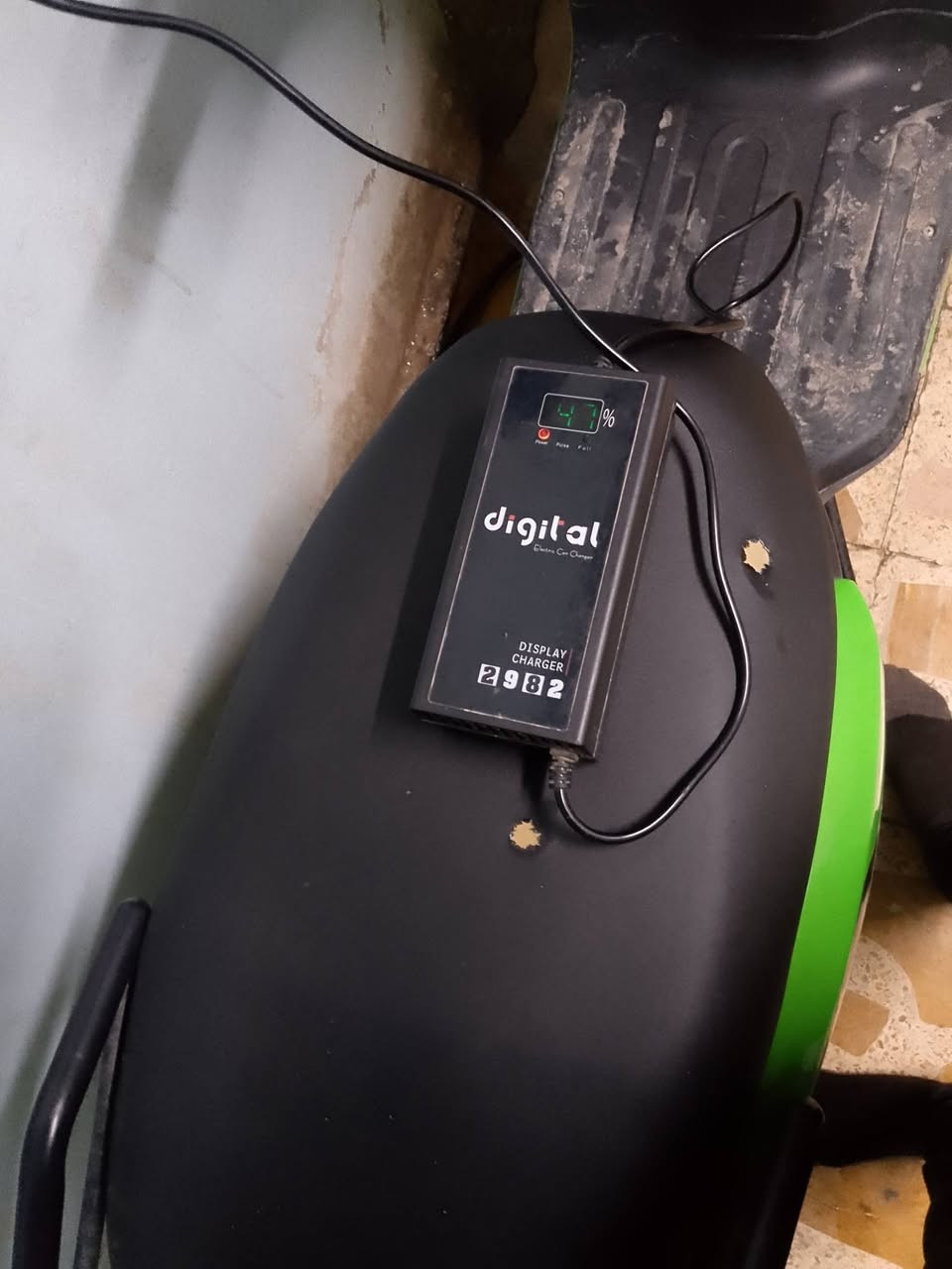 سلام عليكم عندي هاي دراجة شحن بوليس لل بيع مواصفاتها لايت سكن عالي ناصي إشارة يمنة يسرى تحتوي على خمس بطاريات وفيها قطع نارية وسعرها ٤٠٠ وبيها مجال إذا شراي تعال خاص رقمي ***********
