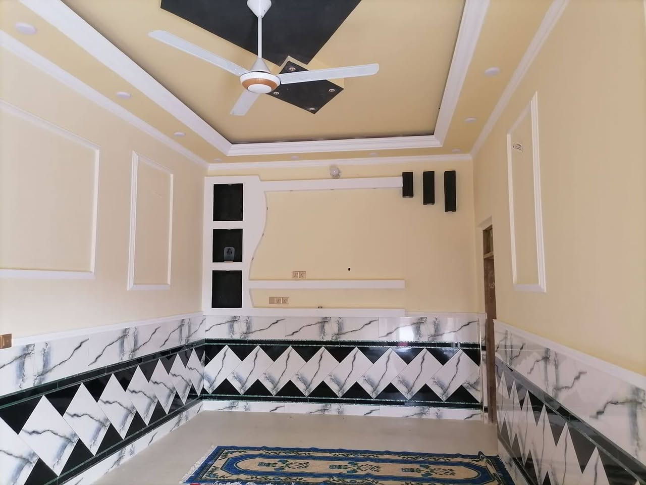مستعدون لصباغة ابواب وشبابيك والجدران /تغليف فلين/  / تغليف ورق جدران / للاستفسار الاتصال☎️📲/*********** //ميسان متوفر حاليآ 📞 كادر صباغ دوار حكوميه المدارس رقم ثاني متوفر *********** صباغ وجهيات
