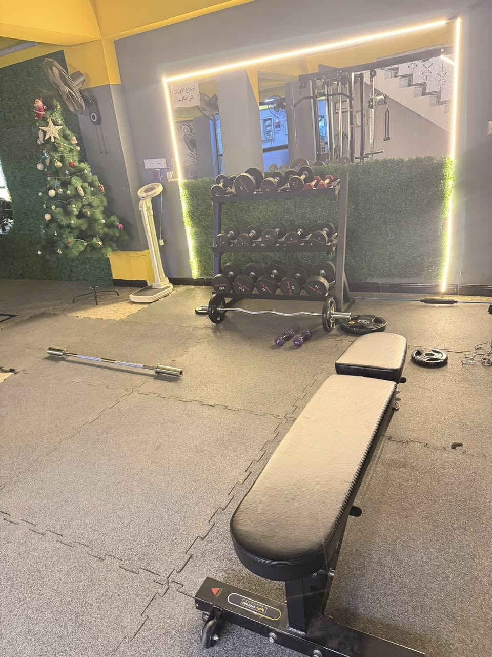 جم نسائي متكامل للبيع المساحة الكلية ٤٠٠ متر مجهز باجهزة حديثة بالاضافة الى صالة للكلاسات متكاملة بكل ملحقاتها كذلك يحتوي على مساحات تصلح  للكافتريا و بوث لبيع المستلزمات الرياضية و كذلك يحتوي على شقة تصلح ان تكون مركزتجميل او صالون / موقع تجاري مميز (المشتل /مخرج شارع مطبك /مقابل كوفي الإنكليزي  ) عدد مشتركات جيد جدا و كذلك مجهز بمنظومة كامرات مراقبة و اجهزة تدفئة و تبريد / لمن لديه الرغبة يمكنكم زيارة الجم او الاتصال على الرقم ***********
