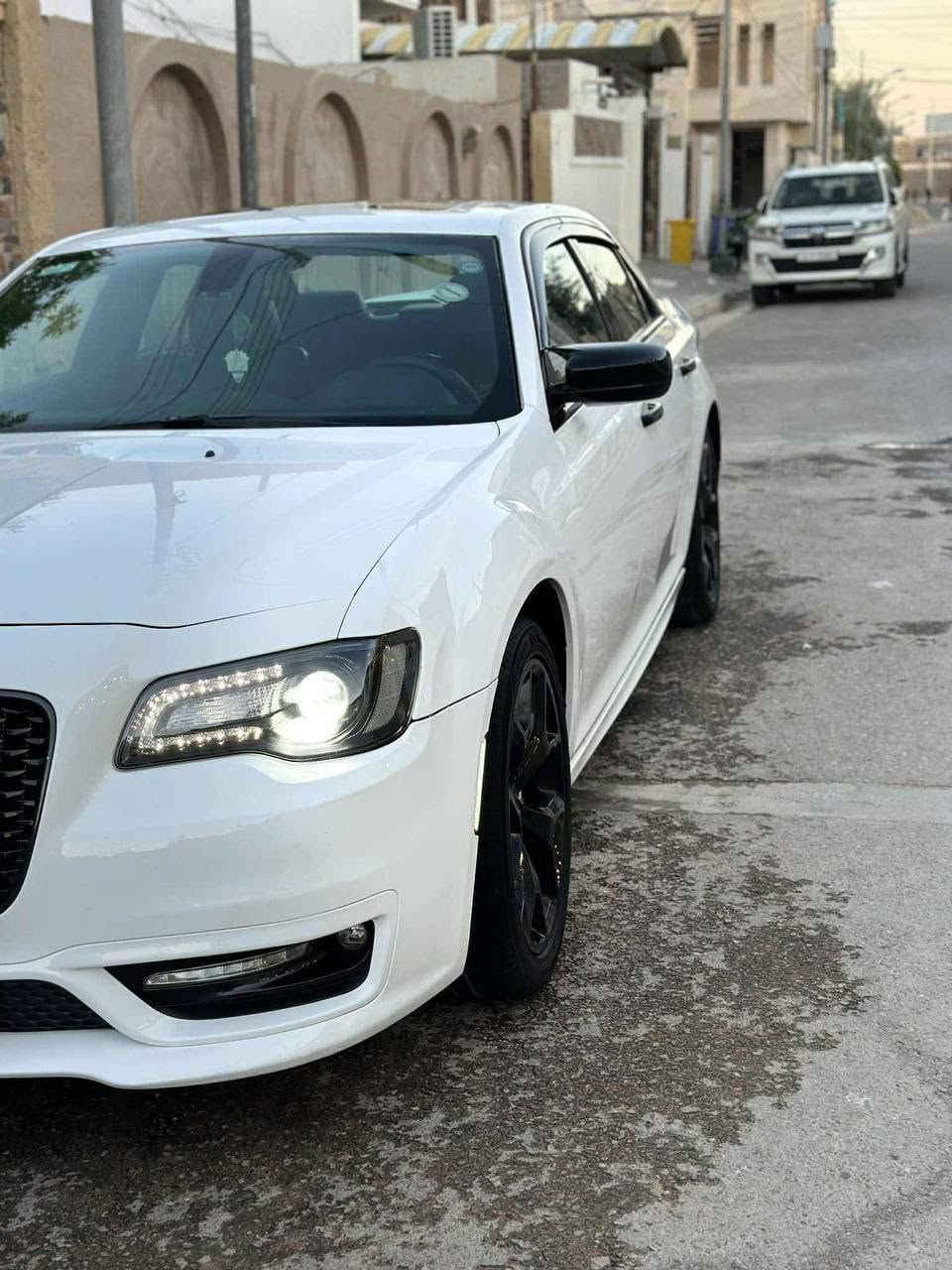 السلام عليكم ورحمه الله وبركاته كلايسلر للبيع موديل 2017 خليجي السياره كفاله عامه من الصبغ والبارد فول مواصفات مكان السياره بغداد السعر 280 وبيها مجال حك الجيه السياره ما مشتغله على خط ماشيه 172 الف كليو متر *********** وتساب موجود 
فيس غير متواجد
