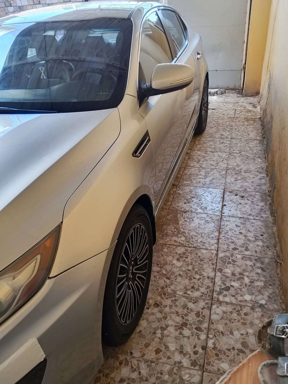 السلام عليكم كيا اوبتيما موديل 2013 رقم بغداد تحويل مباشر مكينه كير حداديه تخم تاير تبريد شغال السيارة بيه قطعتين صبغ باب السايق والوره بدون ضربه جرد ومصبوغه السيارة خير من الله مال جناي السعر 100 رقم الهاتف *********** هذا رقم صاحبه
