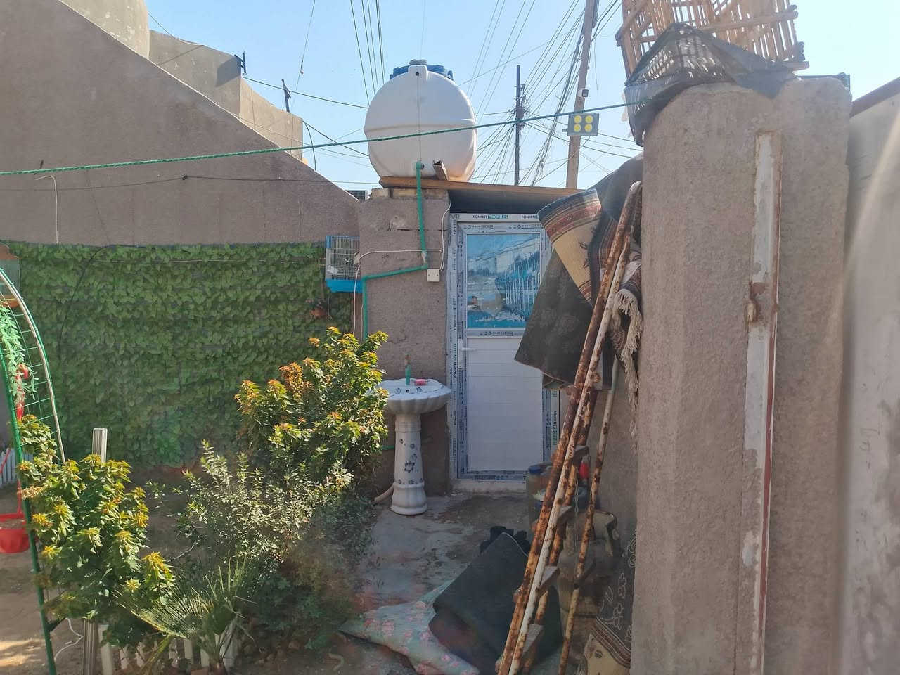 السلام عليكم دار زراعي 150 متر المدائن فلكه سلمان باك شارع المختار تبليط مجاري يحتوي على 3 غرف نوم واستقبال وصاله ومطبخ وصحيات مؤثث أو بدون اثاث حسب الرغبة .السعر 75 .. للتواصل ***********
