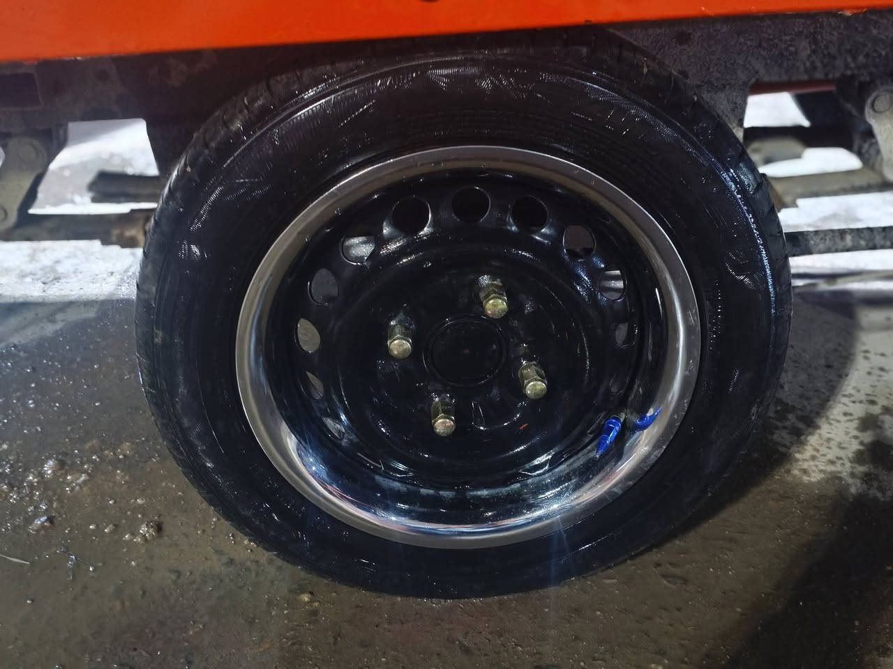 زوج تايرات لبيع ***********
