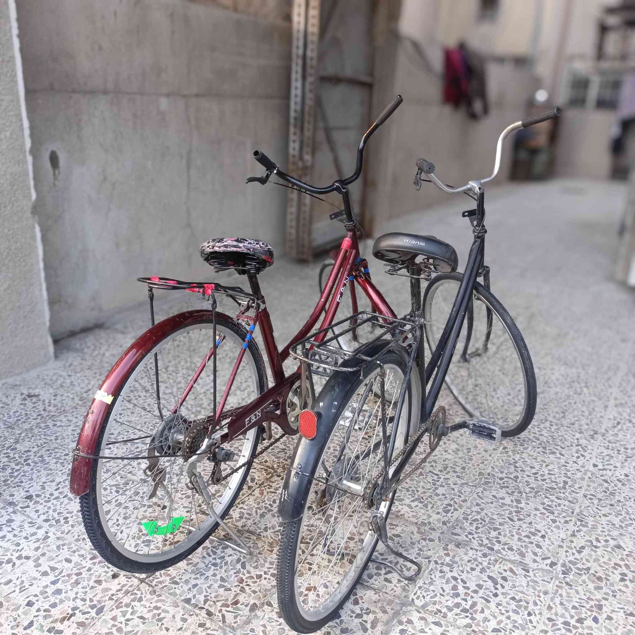 السلام عليكم باسكلات للبيع واحد مصبوغ واحد يرادله ولف الاسود مصبوغ باسكلات نضيفات زينات السعر 80 العنوان بغداد الجديدة رقم او مازنجر ***********
