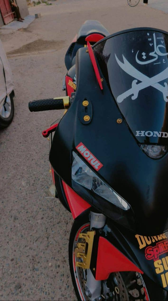 دراجة رياضية Honda CBR 600RR بحالة ممتازه،مكفوله من كير ومكينه وشاصي وضفيرة تصميم مميز باللون الأسود والأحمر مع إضافات ذهبيه رياضيه
المواصفات والإضافات:
محرك 600cc أربع سلندرات.
كزوز رياضي ARROW تعرفون بصوته بعد
ستيكرات وتصميم رياضي
قواعد قدم رياضية CNC باللون الذهبي.
إطارات بحالة جيدة.
دسك أمامية وخلفية جديده
دهن جديد ماء اخضر زيتي
جاهزة للاستخدام ولا تحتاج مصاريف.
سعرها 32 وبيها مجال 
رقمي *********** بغداد, العراق

