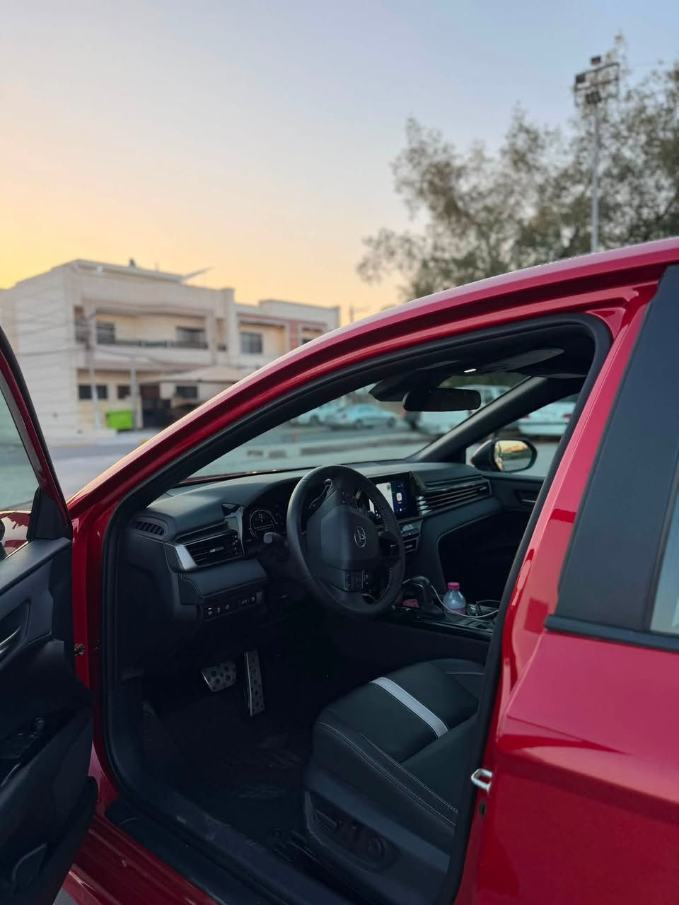 بيع | كامري 2025 SE Hybrid (Black Edition)

* اللون: أحمر مميز ❤️
* الممشى: 20,000 كم
* الفئة: SE بلاك إديشن هايبرد

المواصفات:

* شاشة مع Apple CarPlay
* مقاعد جلد كهربائية
* 
* تحكم بالمقود
* رادارات كاملة
*
* هايبرد اقتصادي

حالة السيارة:
السيارة بحالة ممتازة ميكانيكيًا، ويوجد حادث خلفي خفيف، تم تغيير الباب الخلفي والجنطة مع وجود رش في القطع المتضررة فقط، وتم الإصلاح بشكل ممتاز.

السعر: (225$)

للاستفسار أو المعاينة، التواصل على الخاص أو الاتصال ***********
