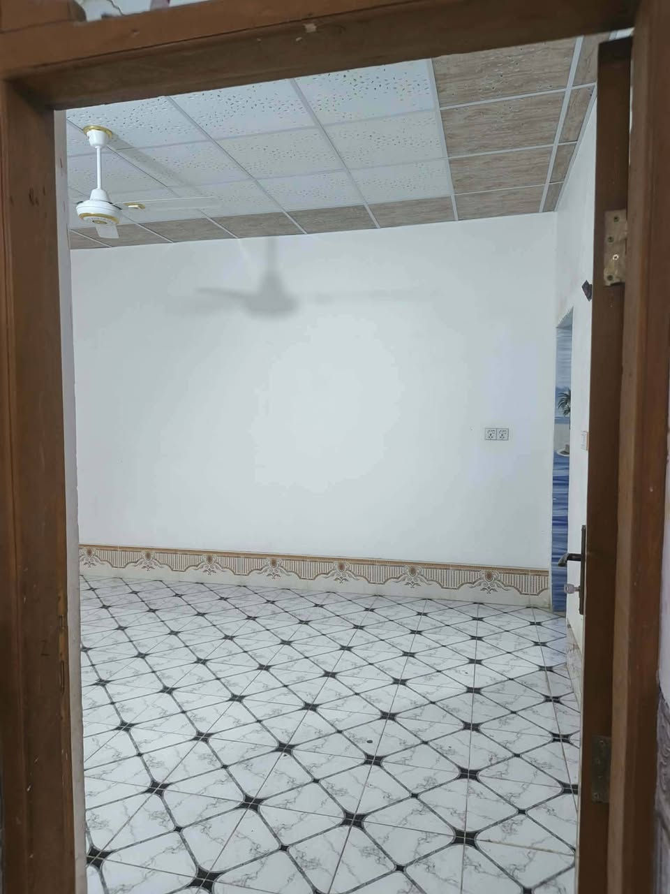 بيت للايجار المساحه 260 متر حي النداء شارع مجمع بيتي مقابل مجمع الاميرات سعر الايجار 400 الف بيت نضيف وجاهز للسكن يحتوي على تانكي سهان خط وطني خط مولد يحتوي على
📌غرفه عدد 2 
📌صاله
📌مطبخ
📌استقبال
📌حمامات خارجيه وداخليه
📌حديقه
للاستفسار 
#_ملاحضه_يوجد_واتساب 📩📩


**إذا كنت صاحب هذا الإعلان وتريد حذفه لأي سبب، رجاءا أرسل رسالة إلى الدعم الفني**