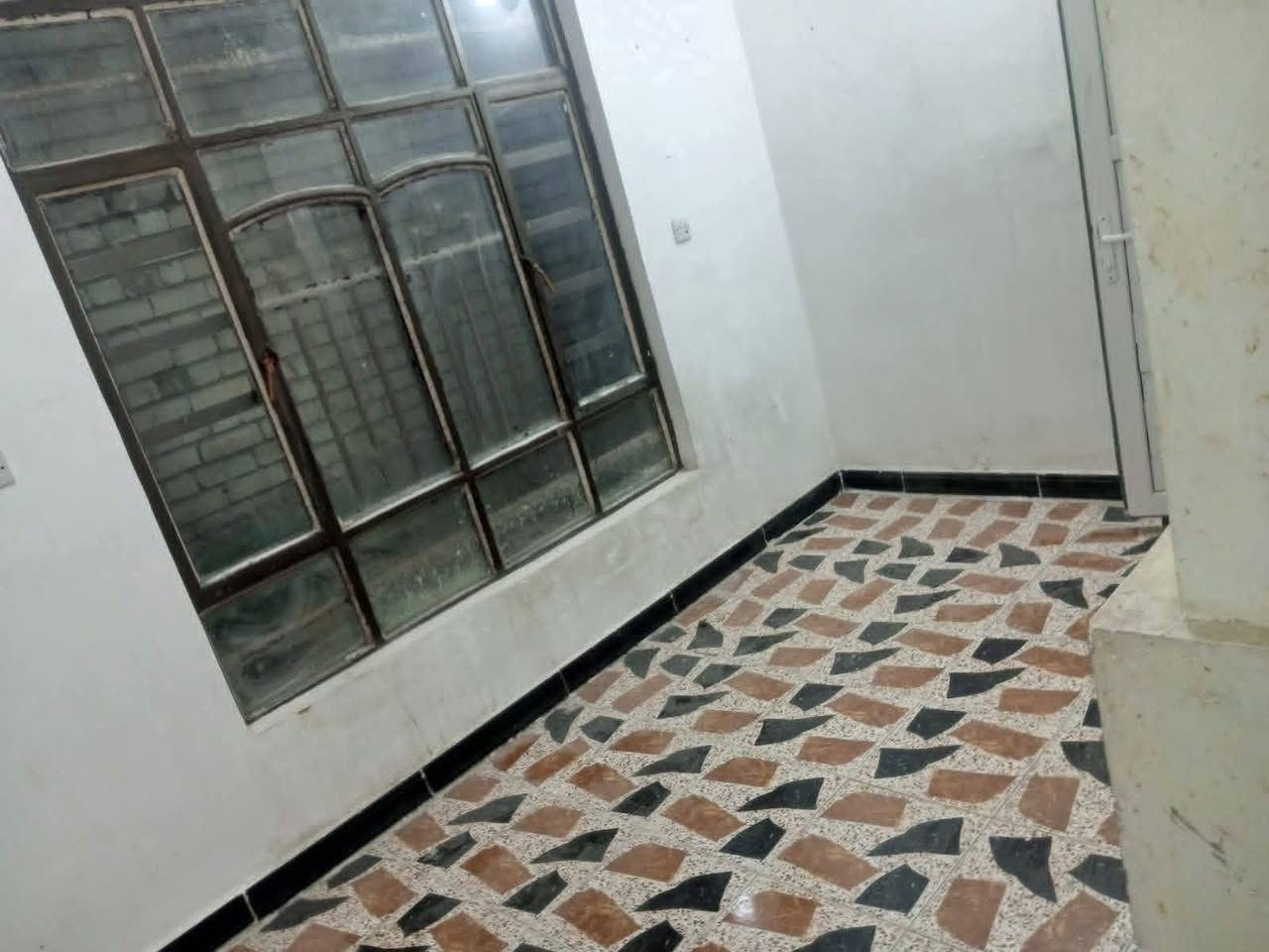 مشتمل للبيع مساحه ٥٠ متر طابو صرف مسلح بسم شخص واحد الواجهه ٥ النزال ١٠ صاله + مطبخ + حمام مشترك + منور + غرفه نوم + بيتونه + صطح السعر المطلوب ٨٥ وبي مجال العنوان الشرطه الخامسه قرب أفران الساعدي اي ستفسار على الرقمين *********** او ***********
