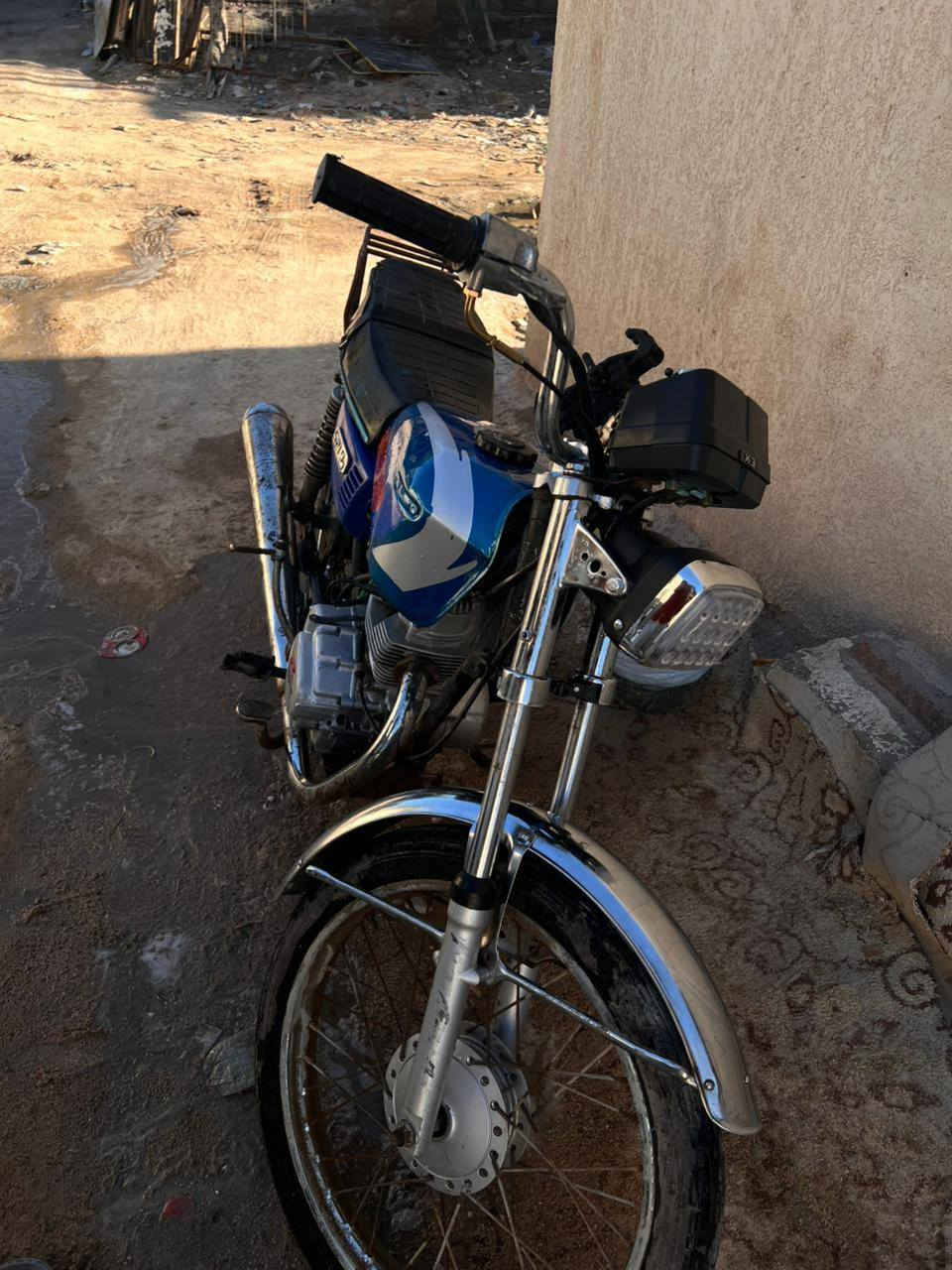 السلام عليكم دراجه ايراني مديل 15 الشاصي بس الدراجه تعمير يعني بس الشاصي 15 رقم وسنويه الدراجه مكينتها تخبل وحلوه لوحات مستلمهن بلبيت بس ماشادهن يعني كامله تحول بوجهك راعيها موجود ويريد يحول يمته ماتريد الدراجه عووها تلحيضات بصيطه السعر1500 وبيها مجال للشراي عنواني ابي الخصيب رقم***********
