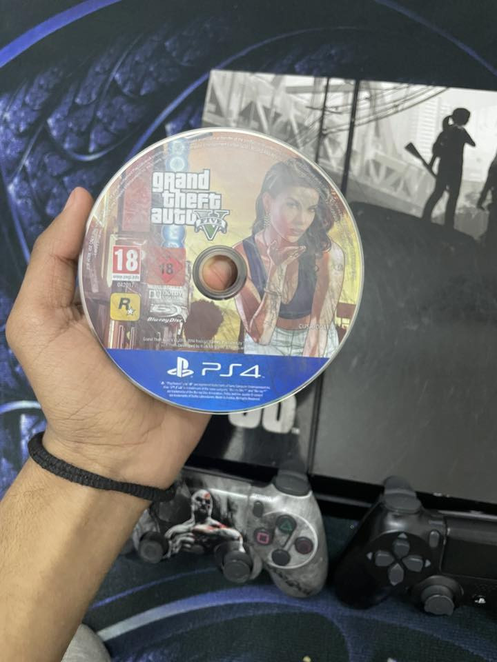 سلام عليكم بلي فور للبيع نسخه الفات الملحقات ويه الجهاز (جوستكات 2 ولعبه gta5) الجهاز نضيف بس شغله ولعب بي نضيف جهاز سعر ب 200 وبي مجال تواصل عل هاذه رقم (***********) متوفر واتساب ورصيد

