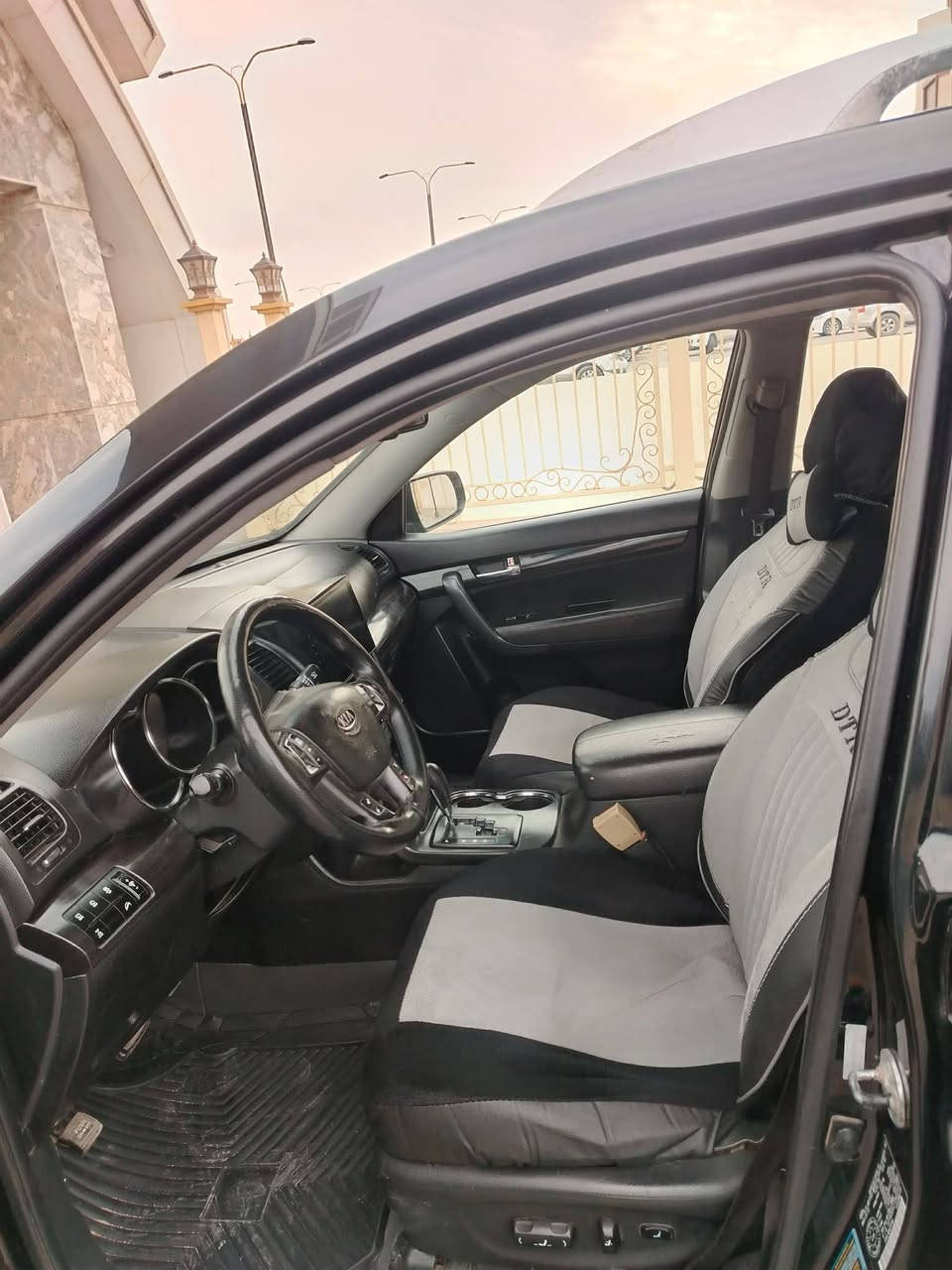 السلام عليكم سورنتو 2013 وارد امريكي  فول مواصفات  رقم انبار تحويل ثاني يوم مكينه 6 دوش  سلندر لاتبخير ولا تنقيص كير جديد  بيها حادث امريكا  جاملغ وبنيد وبالعراق مصبوغ قبق الخلفي بدون معجون بس رش تخم تاير جواها صدرها جديد غرفتها كلش نضيفه يرهم مراوس بسياره صغيره  حسب القناعه محتاج فرق مكاني الفلوجه ***********
