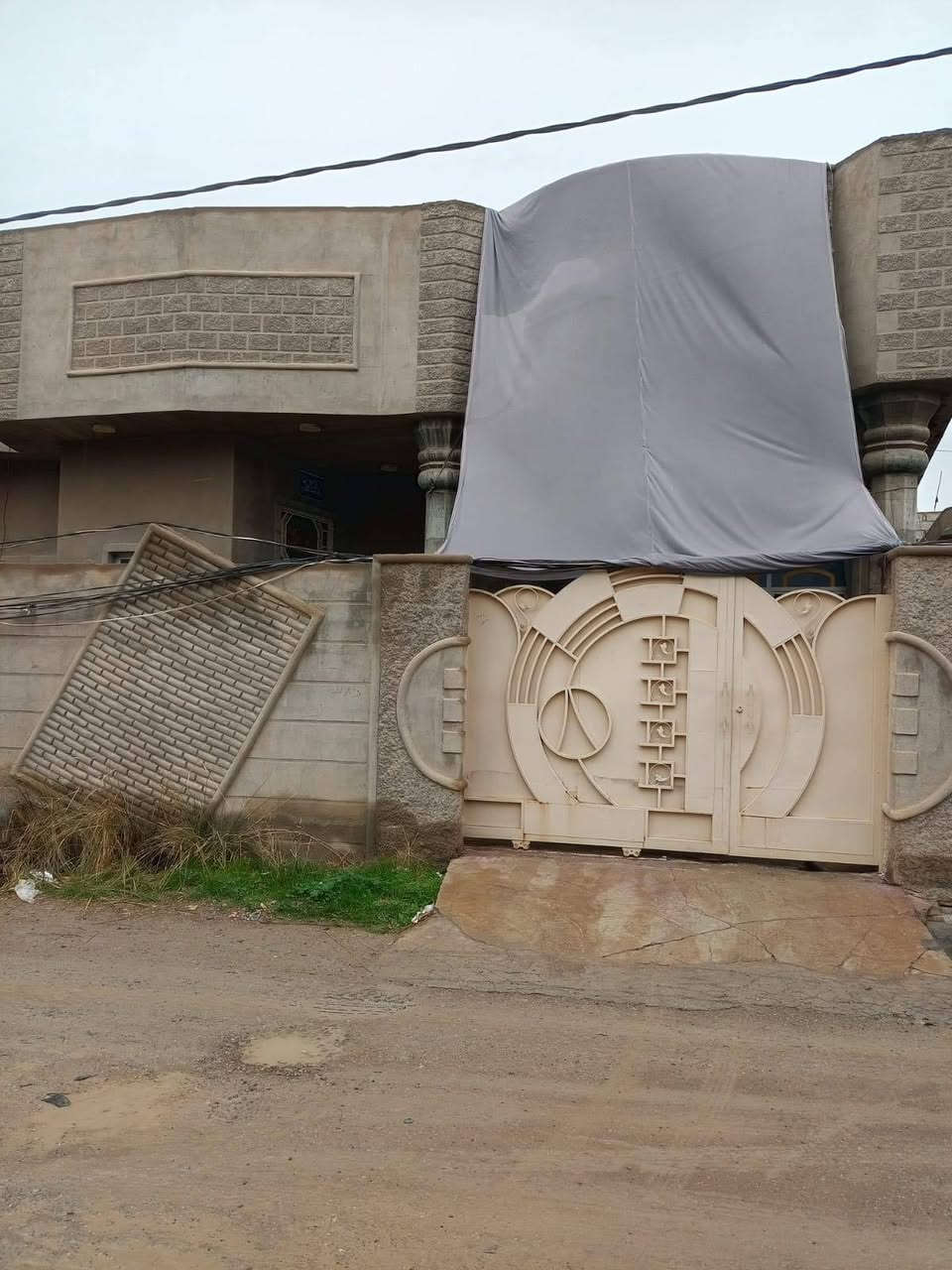 السلام عليكم بيت بناء حديث المساحه ٣٠٠ متر يحتوي ع غرفتين نوم وستقبال وهول  + مطبخ ويشمل محلات عدد ٢ ويشمل حديقه مساحتها ١٧٥ متر  موقع ديالى جسر خرنابات شتال


**إذا كنت صاحب هذا الإعلان وتريد حذفه لأي سبب، رجاءا أرسل رسالة إلى الدعم الفني**