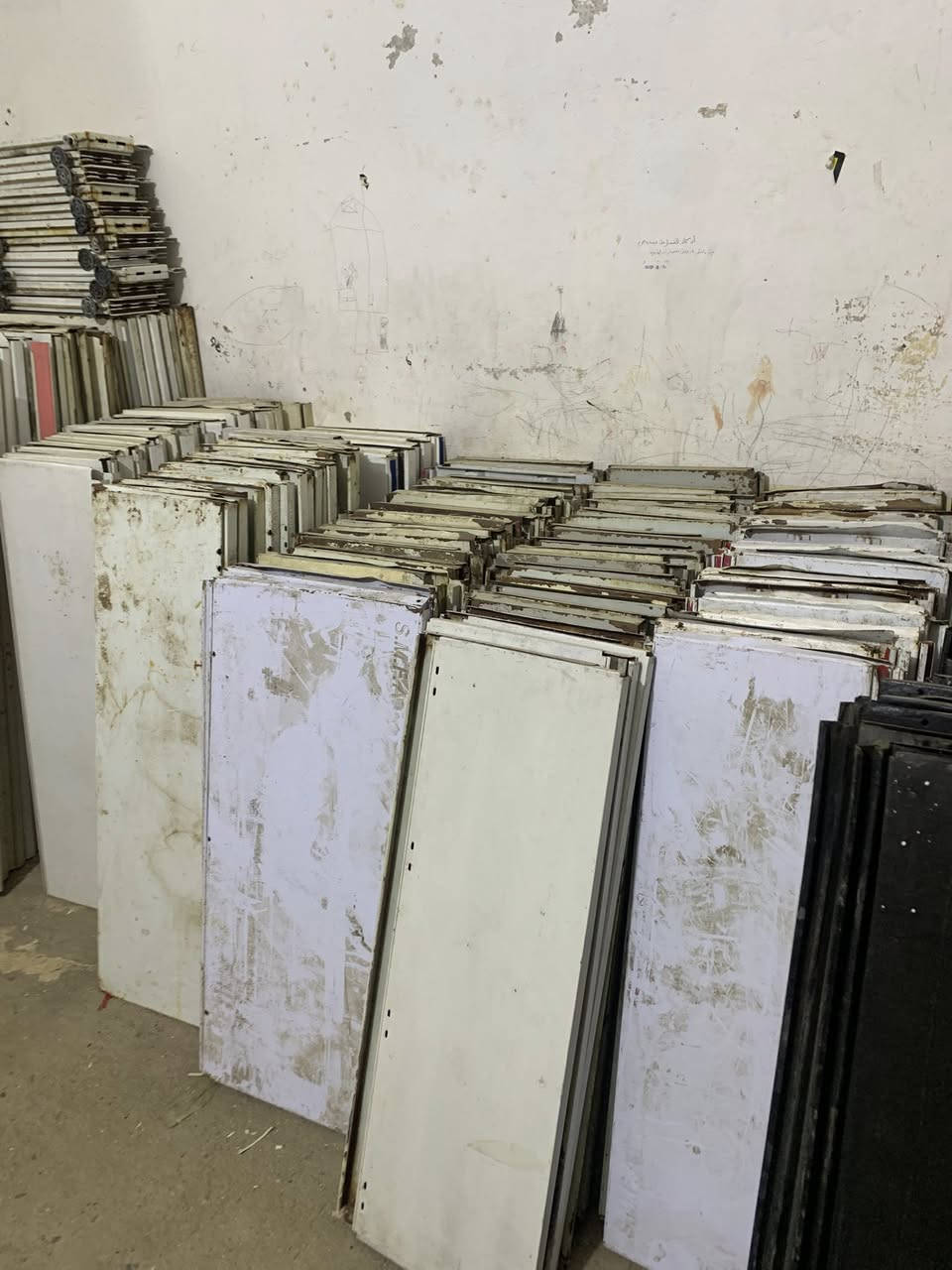 للبيع رفوف تجهيز محلات الاتصال *********** وتساب العماره حي الحسين الجديد مقابيل السوك الاخضر شارع ابو شاكر
