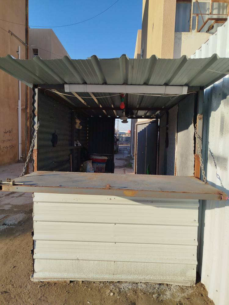 كشك للبيع جديد كامل الأثاث مع ميز وكرسي
الطول 2,5 متر
العرض 2 متر

العنوان ام العصافير العمارات السكنية عمارة 40
موبايل /*********** السماوا, المثنى
