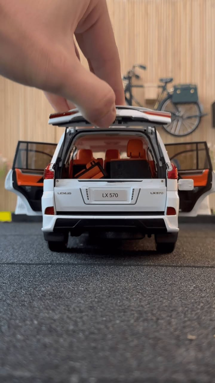 سيارة لكزس حديد حجم كبير مع إضاءة
سعر قطعة 30.000

سعر قطعتين 50.000
مراسلة عن طريق واتساب ***********

متوفر بلون أسود والابيض

الاستخدامات

لعبة ممتعة للأطفال ومحبي السيارات

قطعة عرض لهواة مجسمات السيارات

هدية مميزة في المناسبات والأعياد

تنمية الخيال وحب السيارات عند الأطفال

المميزات

هيكل مصنوع من المعدن (حديد) مع تفاصيل دقيقة

حجم كبير وتصميم واقعي مشابه لسيارة لكزس الأصلية

إضاءة أمامية وخلفية تعمل عند التشغيل

مؤثرات صوتية داخل السيارة تزيد من المتعة

الأبواب الأمامية والخلفية تفتح وتغلق

الكبوت الأمامي والشنطة الخلفية قابلة للفتح

عجلات متحركة بسلاسة

تشطيب فاخر مع مقصورة داخلية بتفاصيل واضحة

ابعاد السيارة: الطول 20 سم  العرض 8 سم ارتفاع 7 سم

محتويات الصندوق

سيارة لكزس حديد حجم كبير

الملاحظات

المنتج لعبة ومجسم وليس سيارة حقيقية

يُنصح بإبعادها عن الأطفال دون 3 سنوات
