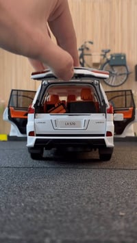 سيارة لكزس حديد حجم كبير مع إضاءة سعر قطعة 30.000  سعر قطعتين 50.000 م...