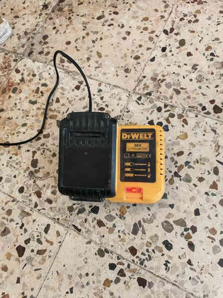 السلام عليكم عندي أغراض للبيع ومثل ماشفون بل صور وهذا رقمي ***********/***********
