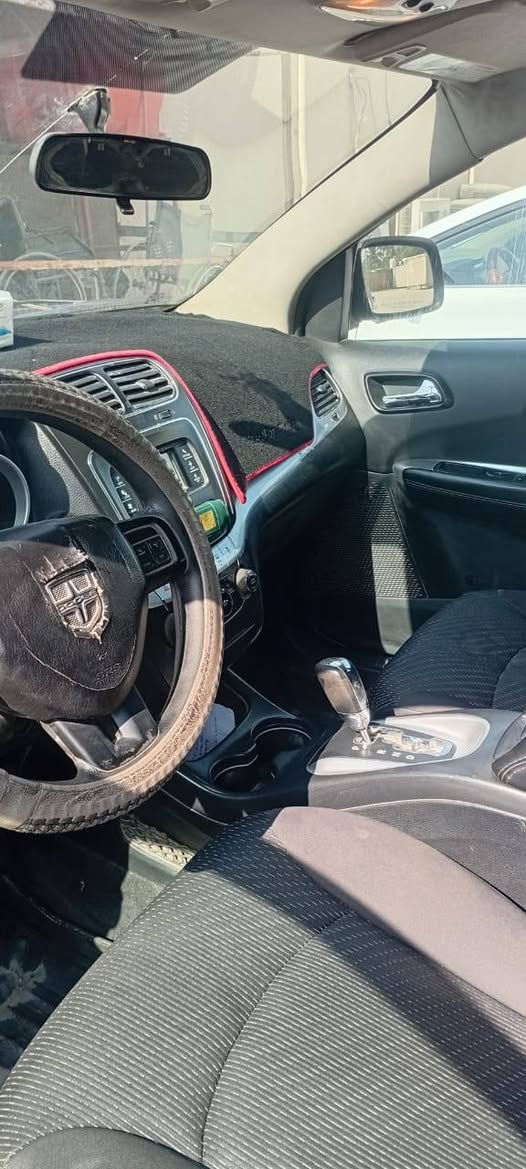 دوج جورني بابل 2013محرك 6سلندر وارد امريكي 5راكب محرك جديد بيها ضربة جاملغ امامي غير مكفولة السعر 90ورقة بيها مجال الأتصال على الرقم ***********.
