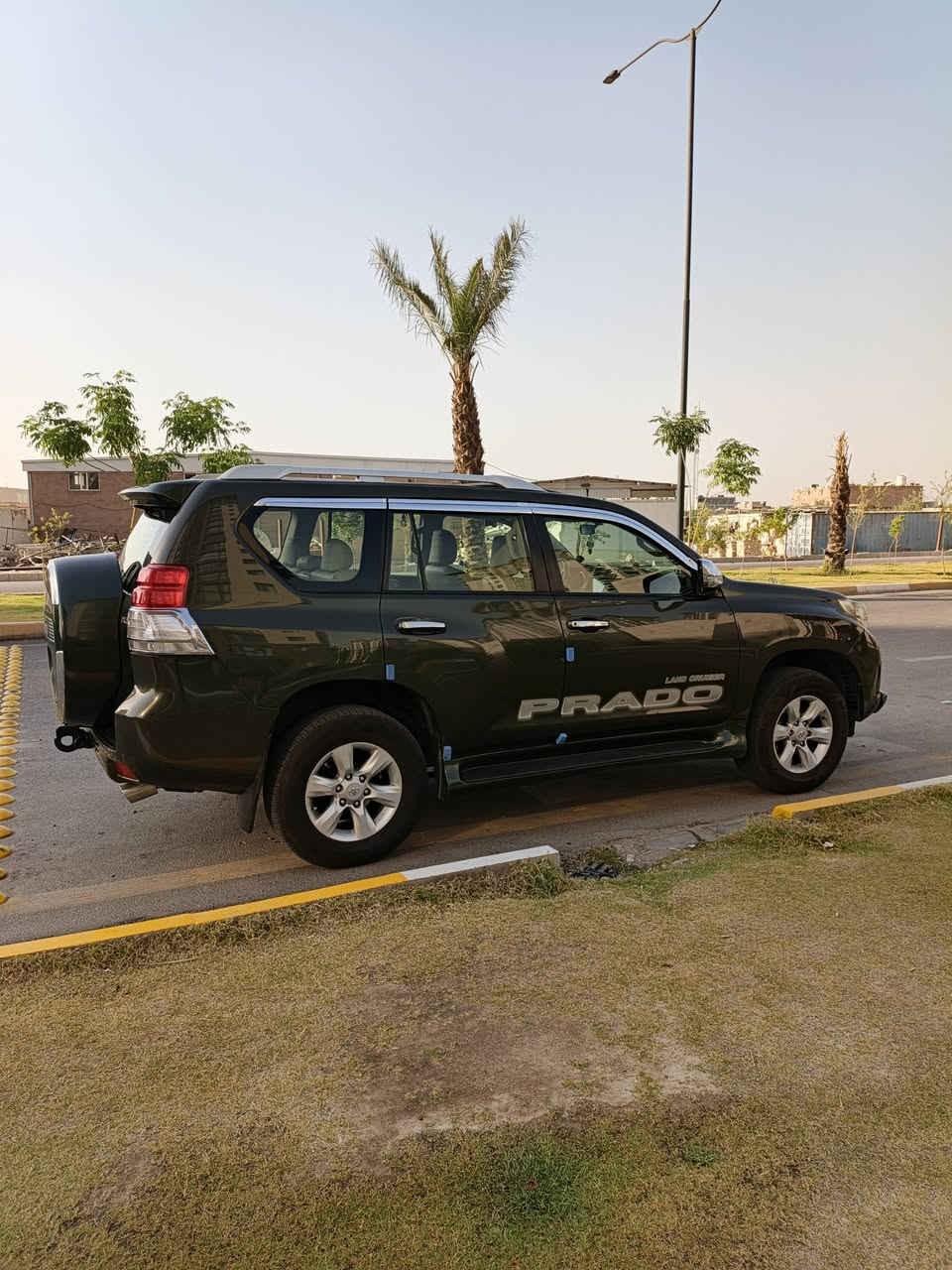 للبيع برادو 12 محرك 6سلندر تبريد 3قطع دبل تانكي ،سبير تعليك ،بغداد، بأسمي .ماشيع 210الف .مابيه صبغ فقط دعاميات وبلاستك السبير  اشويه شخط بالجاملغ  كير محرك مكفول ،مواصفات  بصمه ،مي شفط ،كامره ،تقفيل الابواب والجام يصعد ريمونت ،تايرات جدد ،صدر جديد،بدايه جراد بالقماره ، فتحه سقف ، للاتصال *********** واتساب  عنواني بغداد،
