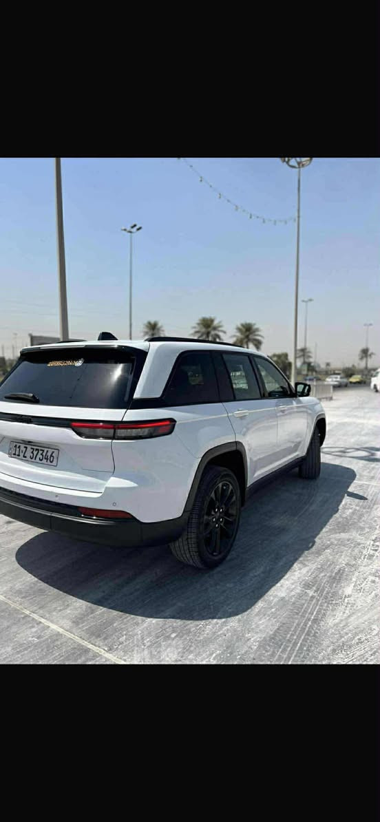 سلام عليكم جيب ٢٢ شكل الجديد بتره خمسه راكب  فول مواصفات رادار امامي جانبي قياده ذاتيه تحديد مسار فتحه سقف اريد مراوس بدورنكو   صبغ جاملغ وبنيد وبيه مباوك بلجاملغ السايق. يعني البجم صبغ. وطرف لباب العنده مراوس يتفضل ***********
