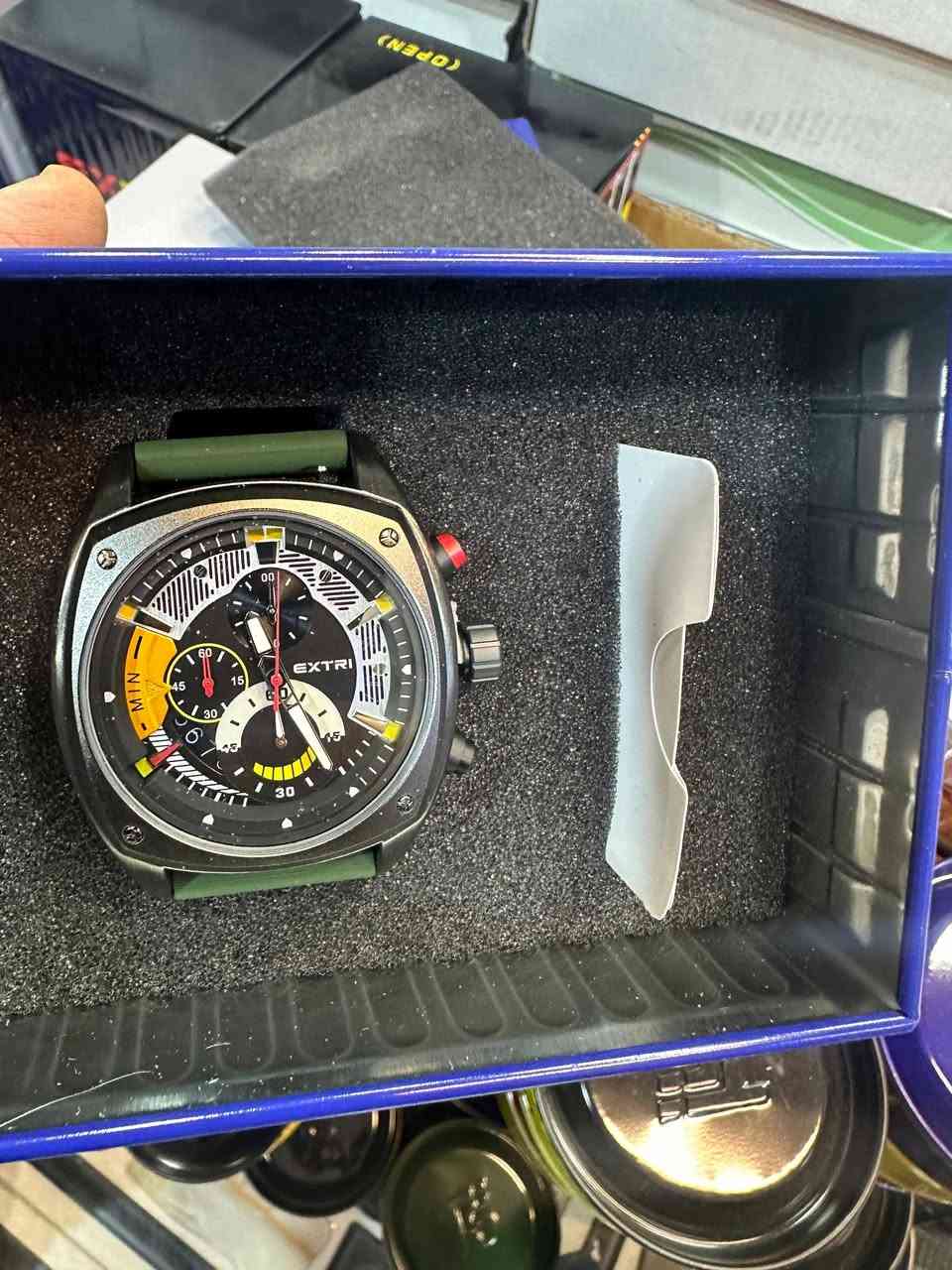 ساعات اصلي من ماركت T5 
مع علبه خاصه بالساعه 
الساعه ضد الماء 
معدن اصلي 
للطلب مراسلة الصفحه او *********** واتساب
بسعر 35 الف
