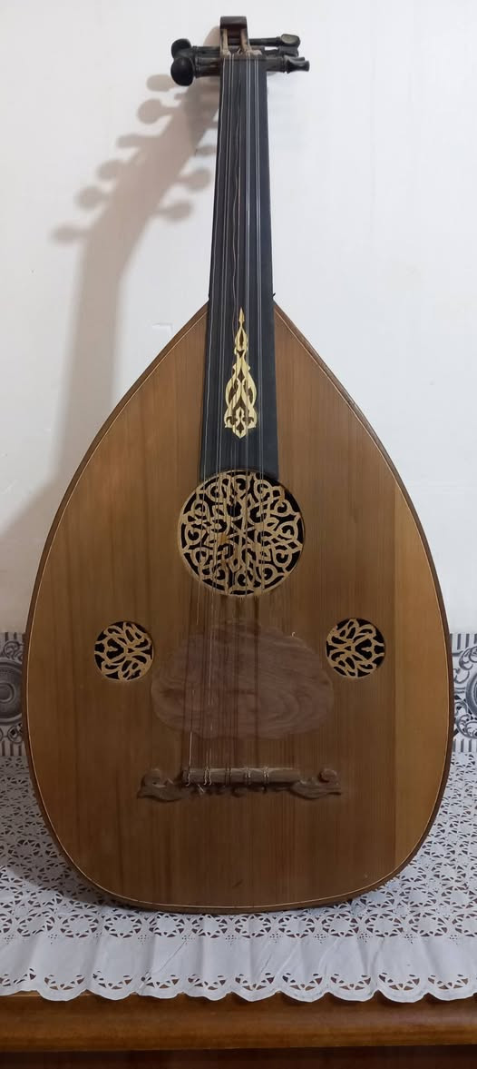 السلام عليكم
عود للبيع مع ملحقاته ( جنطة + ريشة عزف )الحاله جيده السعر ( ١٠٠ ) الف وبي مجال للشرايه 
العنوان سبع البور
الاتصال او المراسله على الواتساب ***********
