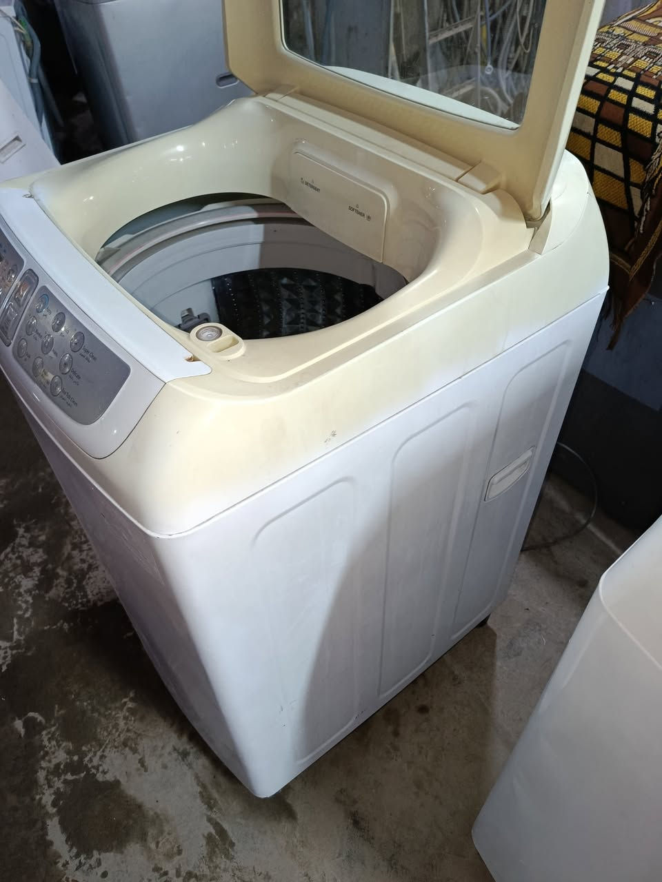 بلاش 
غسالة أوتوماتيك سامسونج عالبلاد حجم كبير 15 كيلو جدا نظيفه 
وضمان سنه بسعر 160 ألف فقط 
توصيل مجانا داخل بغداد 🌹 
***********
العنوان 
الدورة المهدية الاولى عبدالعزيز للغسالات 🌹
