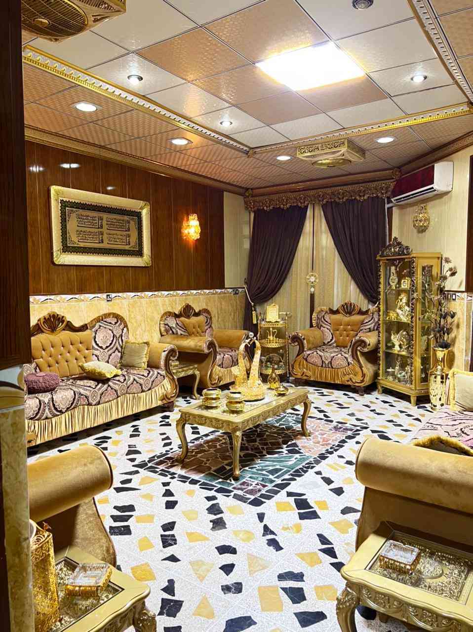 اسلام عليكم بيت مساحه 200 في المربعه شارع 2000 بيت كامل مكمل يتكون من مطبخ حار + بارد + غرفه خطار و موزع و 4 غرف نوم وحمام فوك و جوه وكراج ومجموعه صحيات في الكراج 
للأستفسار …. ***********
