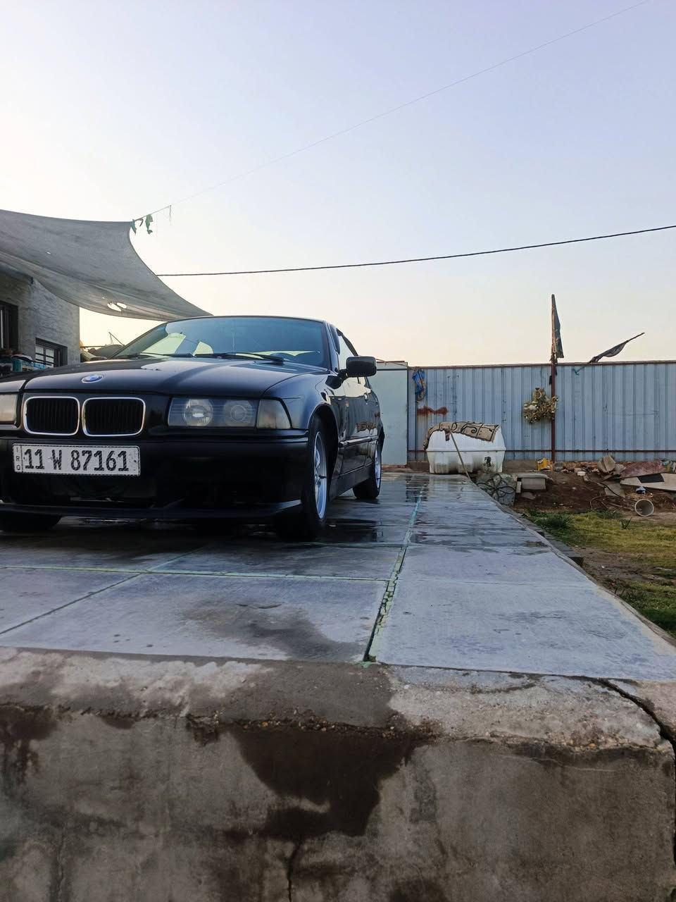 BMW E36
موديل 1992 
لون اسود غير محدد 
رقم بغداد انكليزي

مكينه 4 سلندر بلاديه خير من الله لا تنقيص لا تبخير
كير عادي 5 نمر
فتحة سقف 
كهربائيات خير من الله كلها شغاله 
بدون حادث قوي بيها طخات بسيطه ومعمره 
مكاني صويره تبعد عن بغداد 65 كم 
نقصها 
غاز وتنصيب للتبريد
مشط ستيرن يمشي بس يذب دهن عوزه تبديل
السعر 37 
اي استفسار متوفر واتساب واتصال   ***********
