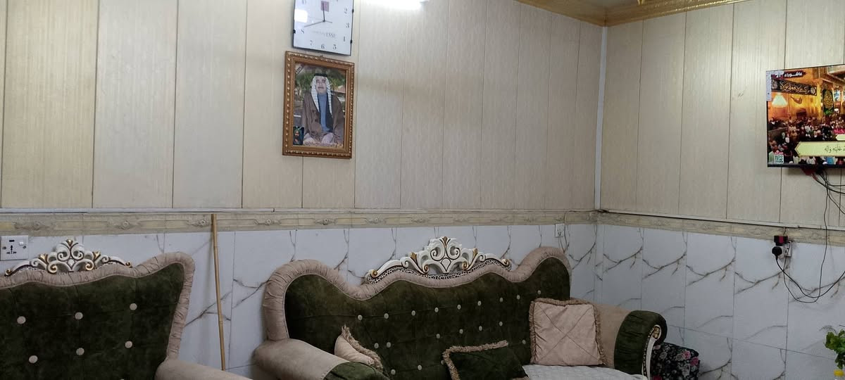 بيت قديم  للبيع في مدينة الصدر
144 متر. واجهة 8*18  قطاع 50 على شارع 60 بي 5 غرف  واستقبال وهول ومطبخ وحمام خارجي وداخلي  السعر  225 قفل. للتواصل ***********
