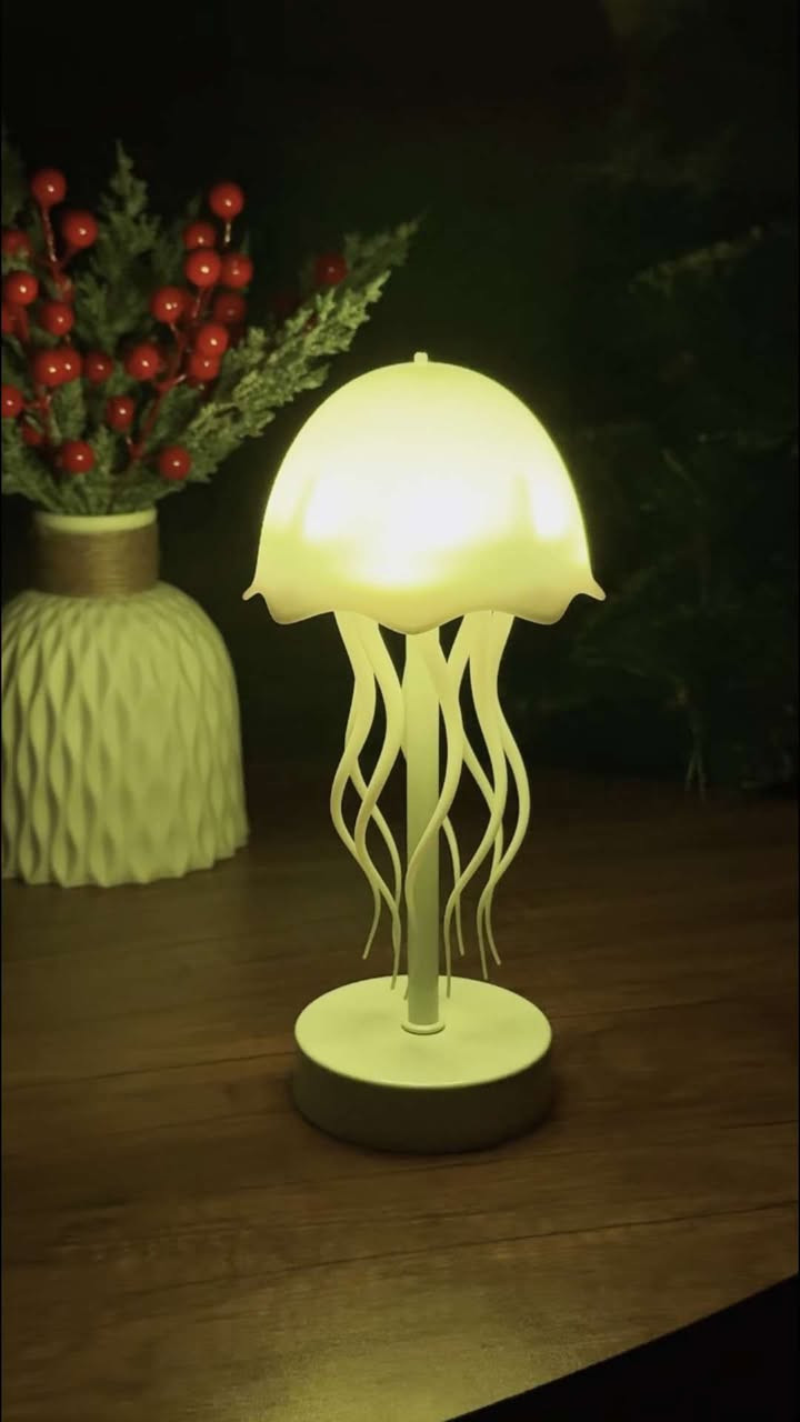 عروض عروض رأس السنه 😍

الاستخدامات

إضاءة ليلية مريحة لغرف النوم وغرف الأطفال

قطعة ديكور فنية للمكاتب، الطاولات، وغرف المعيشة

مثالي للاسترخاء وتهيئة أجواء هادئة قبل النوم

مناسب للاستخدام في المقاهي، الزوايا الهادئة، وغرف الجلسات

هدية مميزة لمحبي الديكور العصري والإضاءة الهادئة

المميزات

تصميم مبتكر على شكل قنديل بحر مع مجسات متحركة تعطي تأثير سباحة واقعي

إضاءة LED متغيرة الألوان (Colorful Dynamic Light)

حركة ميكانيكية داخلية ناعمة تضيف إحساسًا بالحياة والحركة

ضوء ناعم غير مزعج للعين، مناسب للاستخدام الليلي

يعمل ببطارية داخلية قابلة للشحن عبر USB

جهد التشغيل: DC 5V  1A

سعة البطارية: 500mAh

يعمل لفترة جيدة عند الشحن الكامل

زر تحكم لتشغيل الإضاءة وتغيير الألوان والحركة

إمكانية الاستخدام على الطاولة أو التعليق باستخدام الحبل

الملاحظات

يفضل شحن المصباح بالكامل قبل أول استخدام.

لا يُعرض للماء أو الرطوبة

الألوان قد تختلف قليلًا حسب الإضاءة المحيطة

التوصيل بغداد 3 الاف باقي المحافظات 5 الاف

السعر: تواصلو مع ***********
