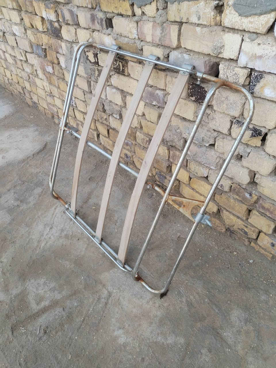 سلام عليكم سوبايه نضيفه عوزها بس صبغ شويه بيها زنجار  مال النتراه صابونه وترهم عل النتراه مضلع السعر 150 وبيها مجال رقم ***********
