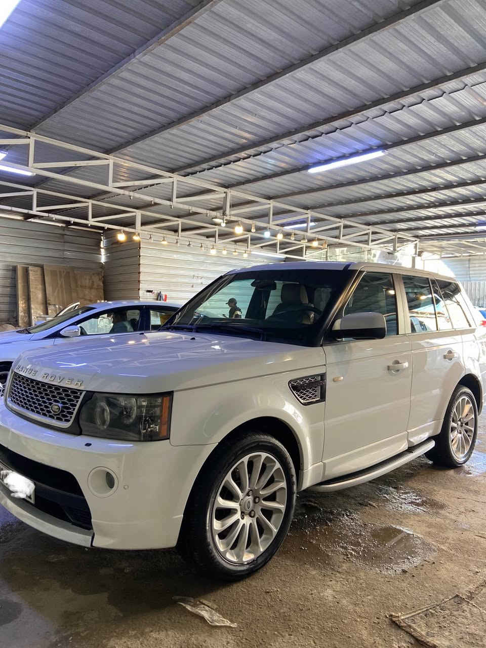 للبيع رانج روفر سبورت HSE موديل 2011 وكالة سردار مكفولة رقم اربيل بدون اي حادث او صبغ  محرك وكير مكفولات السيارة نظيفة جدا جداً على وضع الشركة 

المواصفات
1- رانج روفر موديل 2011 خليجي وكالة رقم اربيل 
2- محرك العادي المرغوب بانزين عادي 
3- لايتات حلقية زينون 
4- كشافات امامي زنون 
5- حساسات امامي خلفي اصل 
6- بصمة ابواب عدد 5 مع بصمة تشغيل
6- دوسات جانبية اصل 
7- صندوق خلفي شفط 
8- كاميررا خلفية بلادية اصل 
9- تخم تاير جديد قبل شهرين شديته 
10- جكات خلفي امامي 
11- جامة خلفية فتح كهرباء
12- غرفة السيارة نظيفة جداً
13- شاشة دشبول اصل للتحكم 
14- فول تحكم ستيرن مع شفتات للستيرن
15- كشنات فول كهرباء تحكم بالحركات 
16- كشنات  جلد سقف كنتاره 
17- ثلاجة داخلية 
18- ماوس تحكم لوضعيات القيادة في السيارة 
19- سايد بريك بصمة كهربائي
20- سلايد روف قمارة 
21- شاشة لعرض اعطال السيارة والصيانه 
22- السيارة ماشية 100الف كيلو متر حقيقي 
23- وباقي المواصفات المعروفة بالسيارة الغنية عن التعريف 
سنوية بأسمي هزه جديده ابيع تحويل مباشر 
السعر 158
مكان بغداد *********** بغداد, العراق
