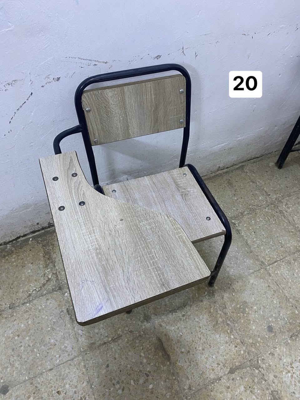 للبيع 
كرسي بلاستك عدد 35
كرسي خشب عدد 20
ديلاب
كرسي متحرك 
كراسي مزدوجه
ميز بلاستك عدد 4
***********
