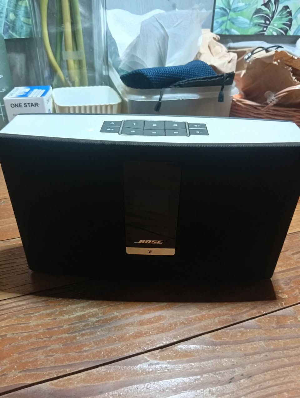 مكبر صوت Bose SoundTouch
يدعم الاتصال عبر الواي فاي (Wi-Fi) والبلوتوث، مما يتيح بث الموسيقى من خدمات مختلفة

يحتوي على ستة أزرار إعدادات
يمكن التحكم في الجهاز بالكامل عبر تطبيق Bose SoundTouch المتوفر على الهواتف 
 كلشي موضح أمامكم السعر 85 الف سعر نهائي


**إذا كنت صاحب هذا الإعلان وتريد حذفه لأي سبب، رجاءا أرسل رسالة إلى الدعم الفني**