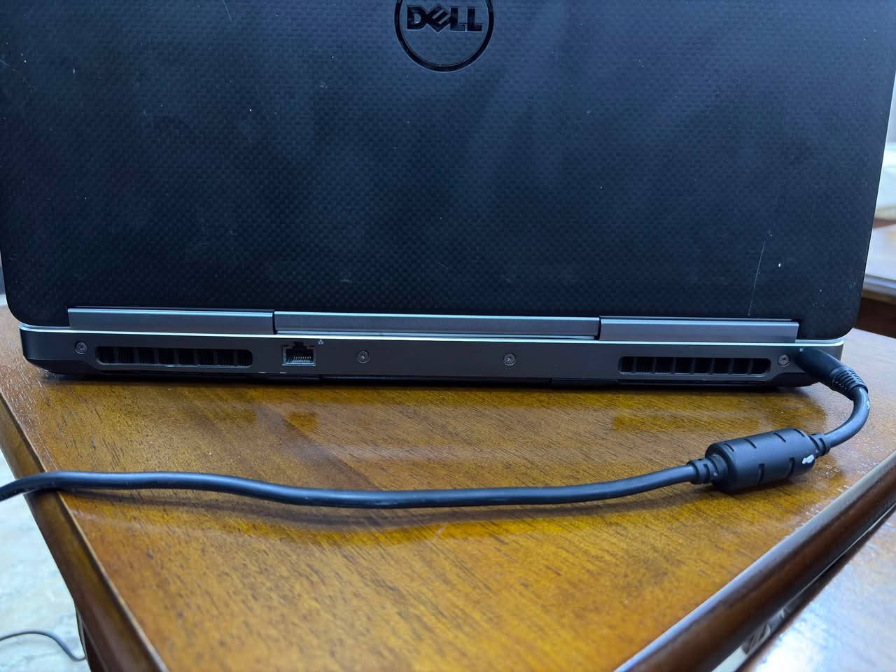 لابتوب dell للبيع
مدة الاستخدام: سنتين
يحتاج الى تبديل بطارية
المواصفات: مذكورة بالصور
اللابتوب جيد جدا للاستعمال المكتبي
او الطلابي 
و للالعاب بنفس الوقت 
يشغل PUBGموبايل 60فريم اعلى اعدادت
العنوان: مدينة الصدر قطاع ٦٧
رقم التلفون: ***********
السعر: 500,000 الف 
التواصل واتساب
