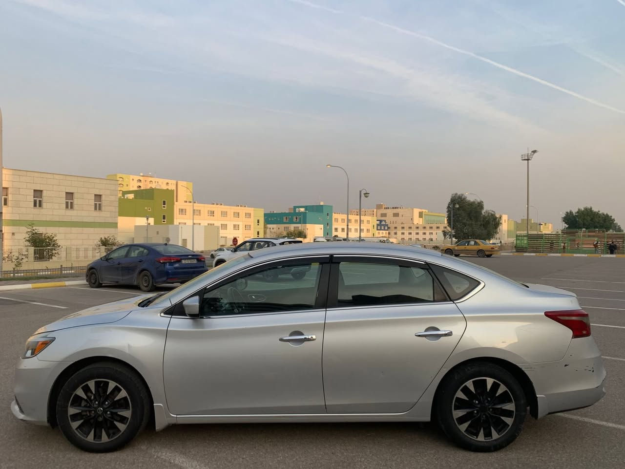 نيسان سنرا 2017للبيع حادث موضح كدامكم فقط قطعتين وبيها كلير بهلال الجاملغ الخلفي فقط السيارة ماشية 78الف جديدة تخبل مناقصها كلشي رقم بغداد بسمي تحويل ثاني يوم كير محرك شاصي لغود كله كفاله السعر 108وبيها مجال 
رقم تلفون ***********
السيارة بدون ايرباك وجديدة تخبل
