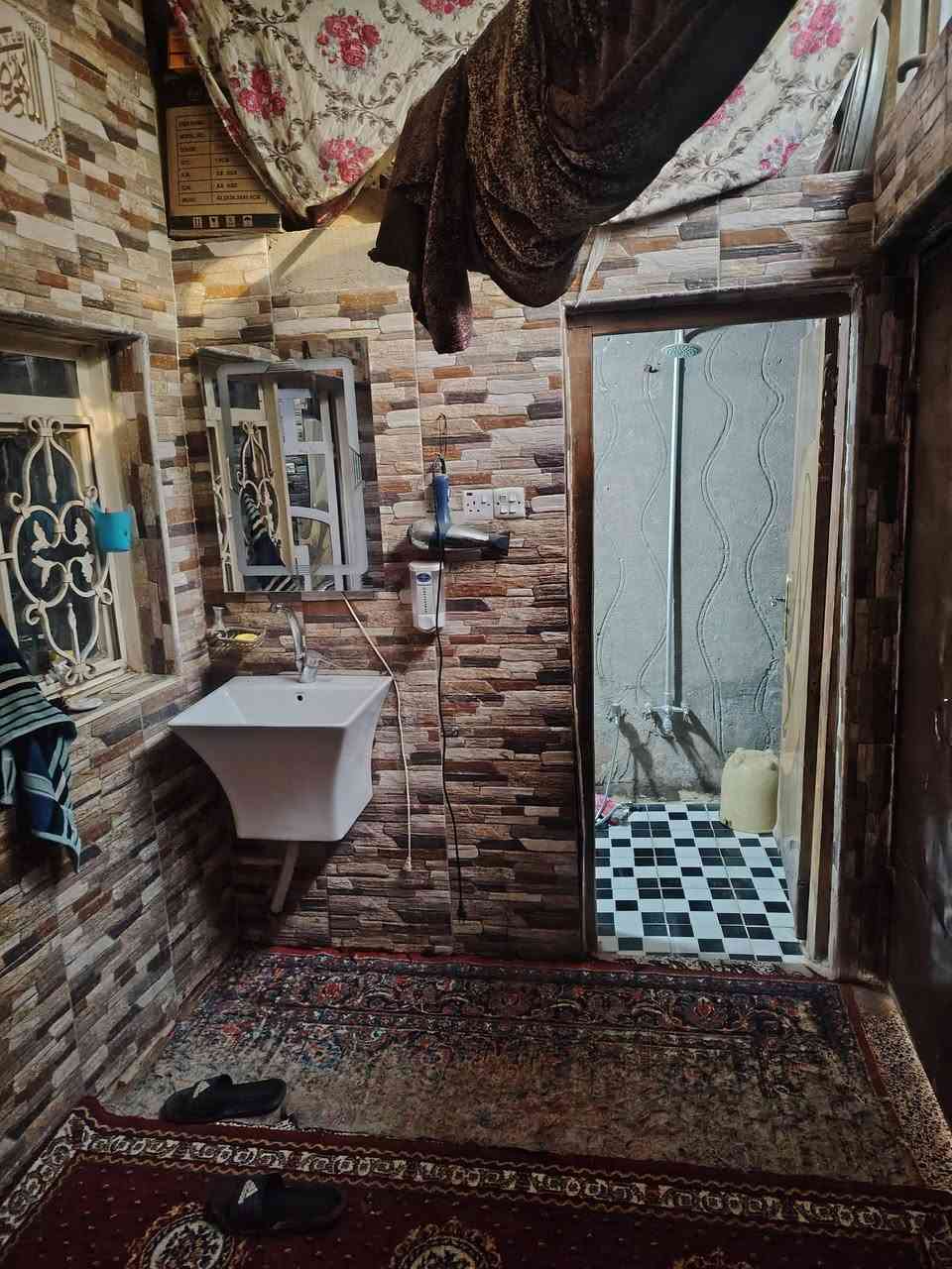 🏠 دار للبيع – موقع الديوانيه  حي الجمهوري الشرقي قرب فلكت حمزه كسار
📐 المساحة: 75 م²
🏢 الدار طابقين
🔸 تفاصيل الدار:
3 غرف نوم
صالتين + برانيّة 
2 مطبخ
3 مجاميع صحية 
سقف عكادة
بناء مرتب وجاهز 
 شارع تبليط ومجاري ورصيف 
💰 السعر: خاص
📞 للاستفسار :***********
***********
📲 اتصال أو واتساب
