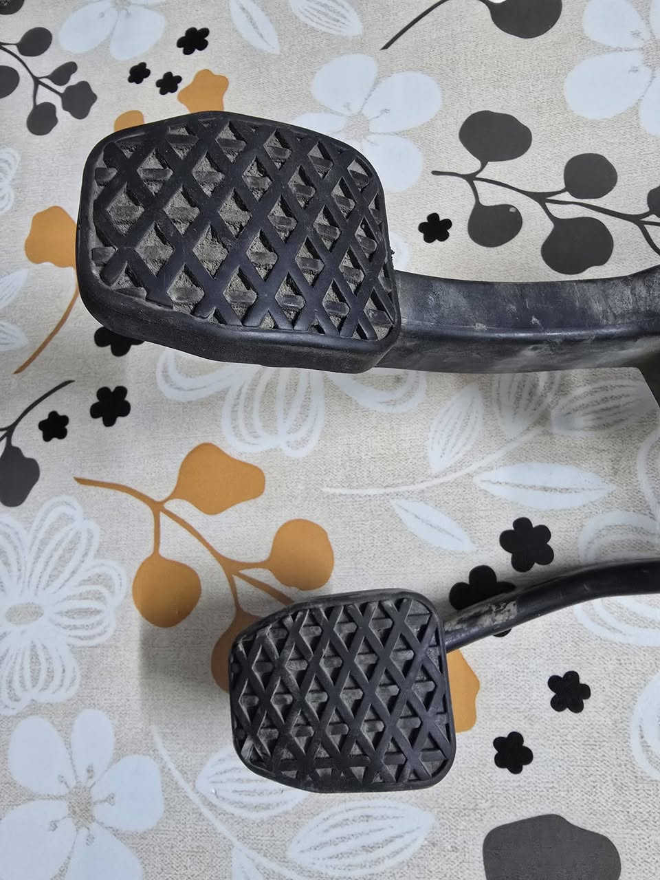 سلام عليكم 
بدرات bmw e36 للبيع 
كير عادي 
مع الجوزه بريك ٤٥ الف 
انحجزو سابقاً والولد لغه الحجز 
***********
***********
بيه واتس اب 
خاص مفتوح
