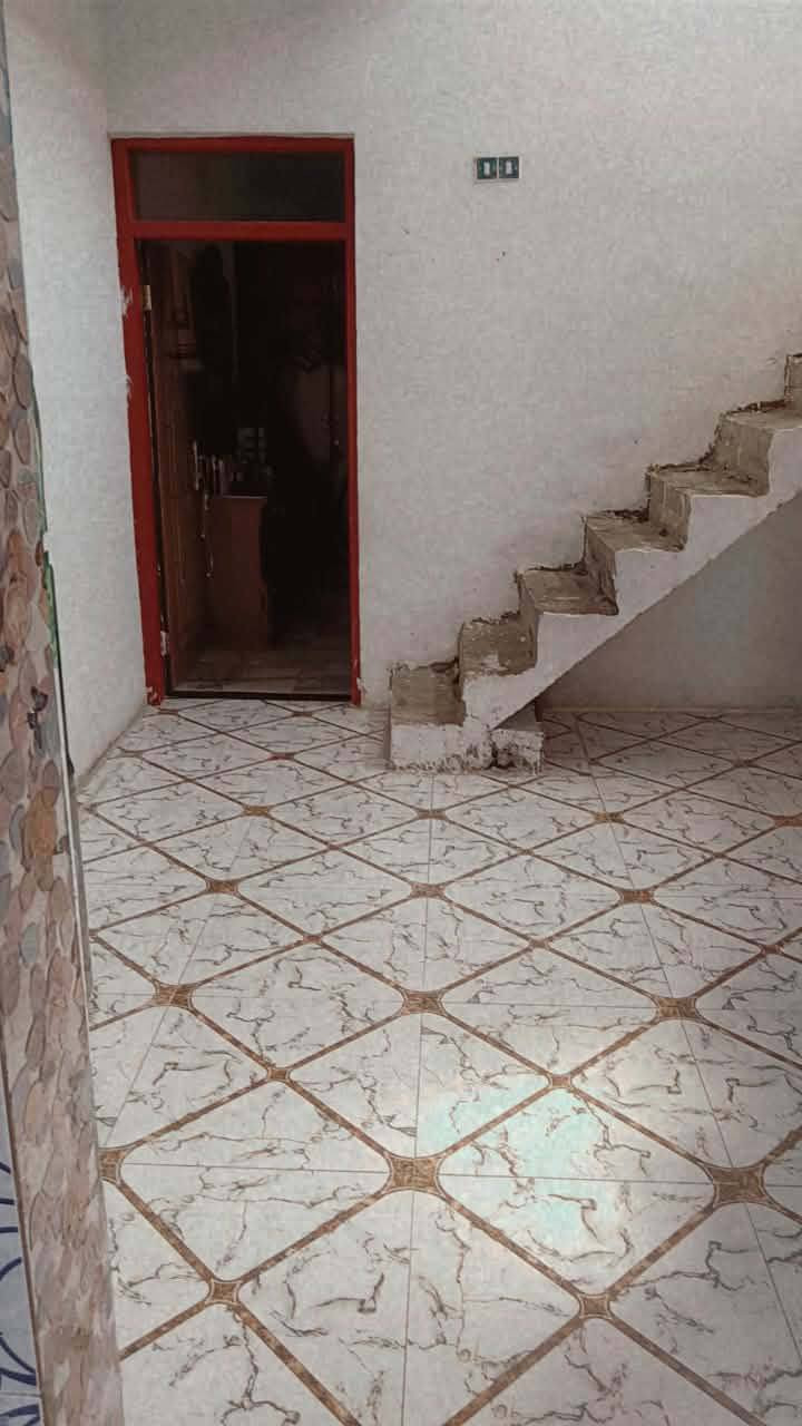 بيت طابقين أبو غريب حي الشهداء للبيع أو للايجار 
قرب السوگ المساحه 120متر 
بناء جديد طابو صرف تحويل ثاني يوم 
الطابق الثاني يحتوي على غرفه نوم ومطبخ وهول وحمام وسطح وطرمه كبيره بي درج خارجي ودرج داخلي 
الطابق الأرضي يحتوي على غرفه ومطبخ واستقبال وهول وحمام وطرمه كبيره 

السعر 110وبي مجال للأستفسار مراسله واتساب فقط *********** أو مراسله الخاص
