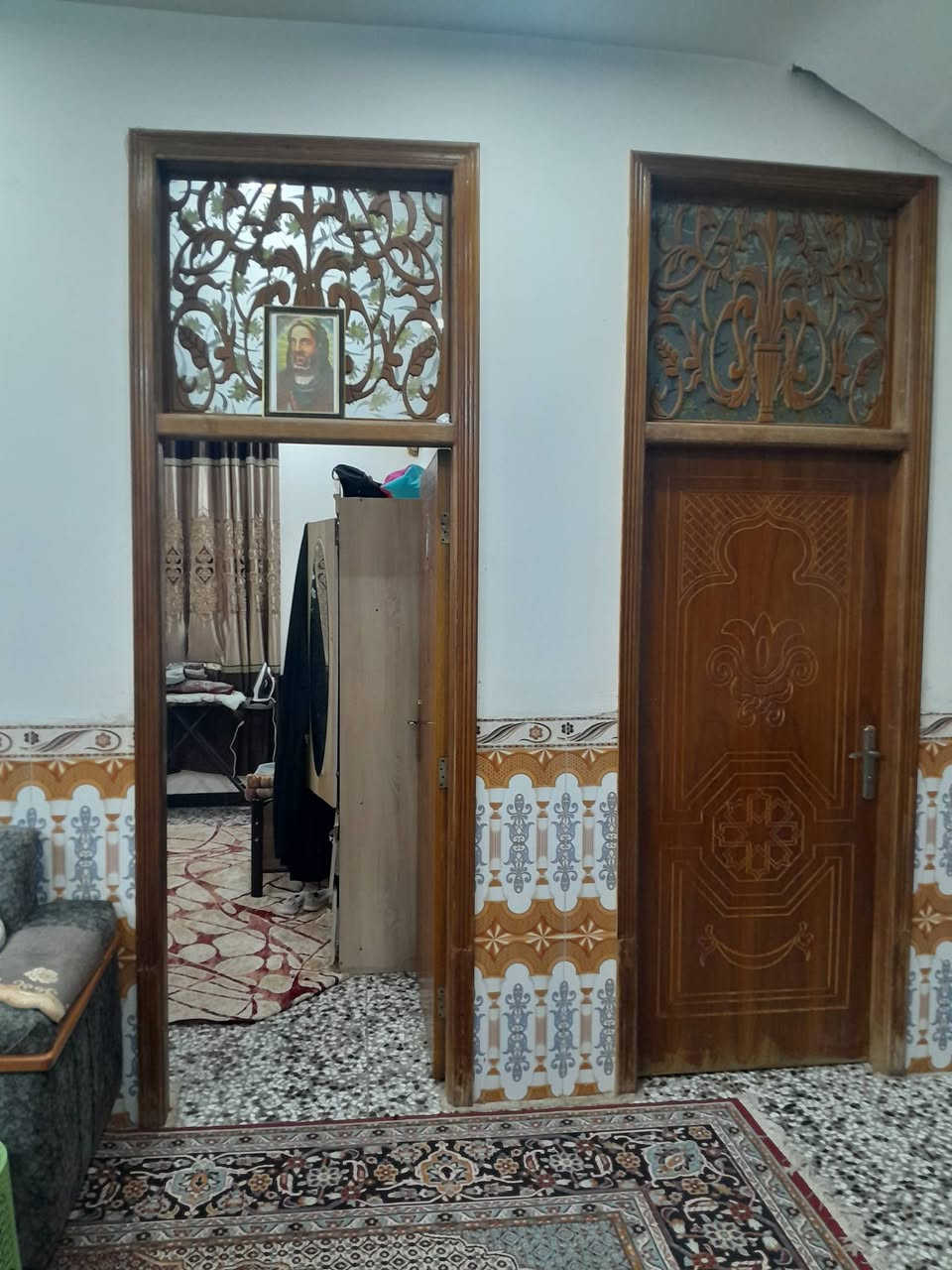 يعلن مكتب دار السلطان للعقار
عن بيع بيت في منطقة الورديه خارج مجاور الشيخ حبيب الحلاوي عرض الشارع ١٠م المساحه ٤٥٧م زراعي يتكون من ٢غرف نوم وهول واستقبال ومطبخ ومجمع صحيات داخله وخارجه وحديقه وكراج للسيارات  البيت نضيف جدآ السعر ١٥٠مليون وبي مجال للإستفسار الاتصال على الرقم ***********
