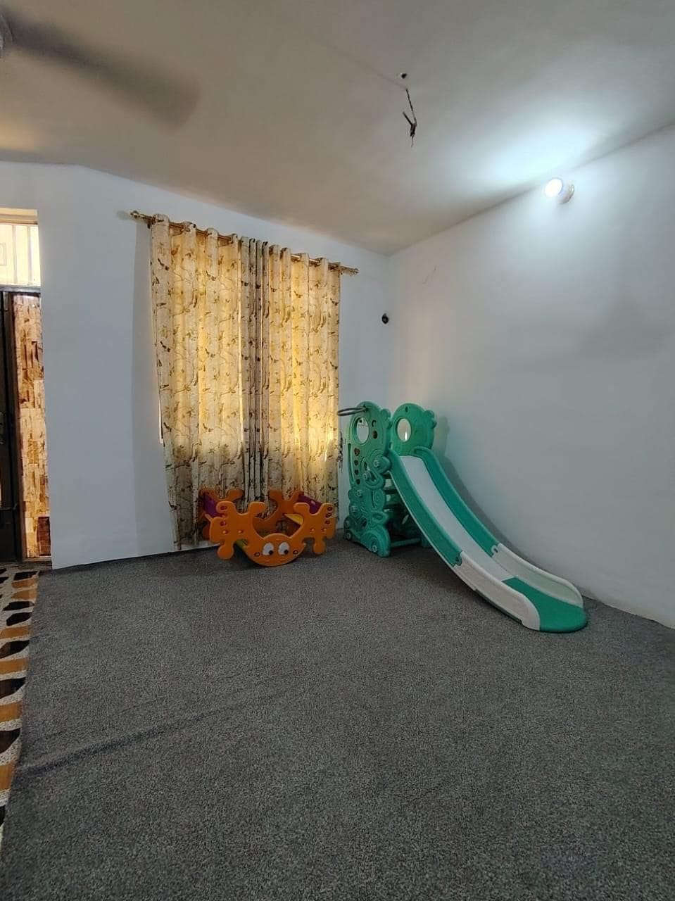 بيت 100 متر طابقين للبيع في حي الزهور گاع ابن حلوة مقابل المدارس الكرفانية حسب الصور مع المنشور السعر 185 مع المجال البسيط ومع الاثاث او بدونه للاستفسار الاتصال او واتساب ***********
