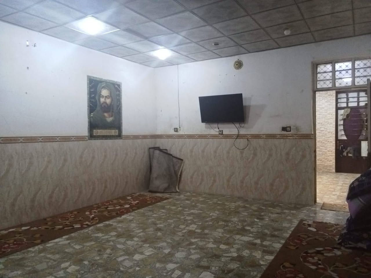 سلام عليكم دار للبيع
مساحه200 متر 
في حي الكوفه قرب دلاليه السيد

البيت طابقين 

الطابق الأول يحتوي على غرفتين وصحيات وصاله ومطبخ واستقبال 

والطابق الثاني ( هيكل) يحتوي على اربعه غرف 

للاستفسار على خاص 

*********** واتساب
