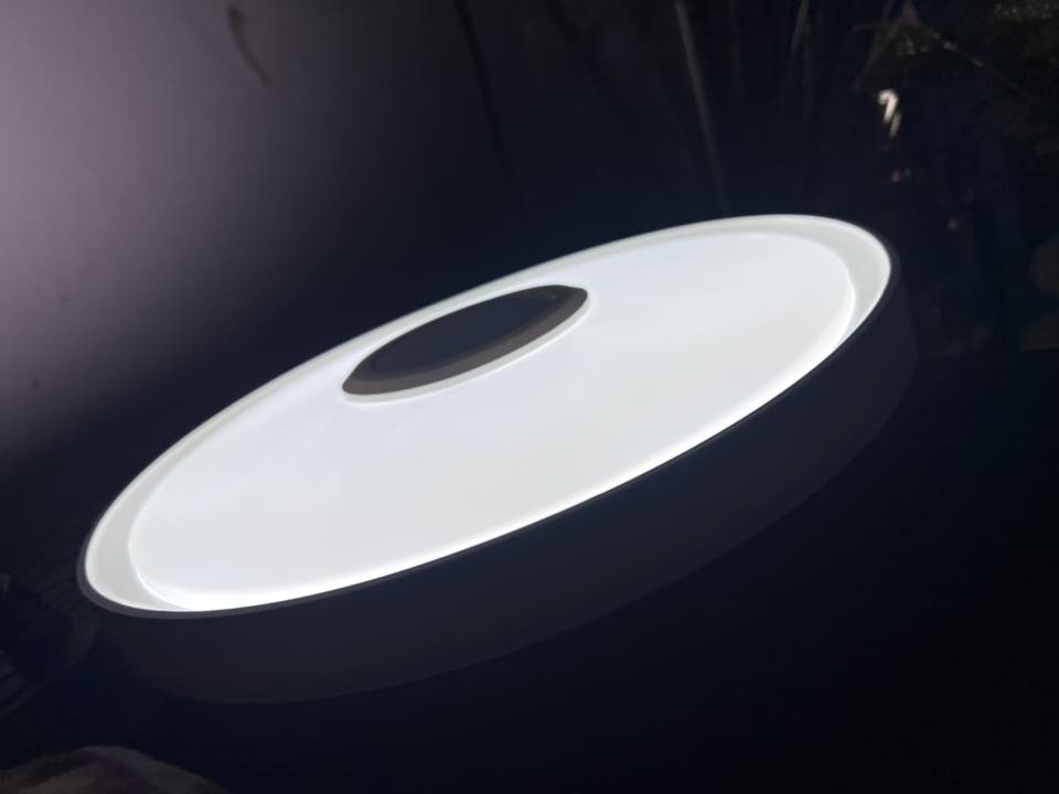 لمنتج عبارة عن مصباح سقف ذكي بتقنية LED مع مكبر صوت بلوتوث مدمج وجهاز تحكم عن بعد. 
الإضاءة: يتميز بإضاءة RGB متعددة الألوان وقابلة للتعتيم لتغيير جو الغرفة. 
الصوت: يحتوي على مكبر صوت بلوتوث مدمج لتشغيل الموسيقى لاسلكياً. 
التحكم: يمكن التحكم به عبر تطبيق الجوال أو جهاز التحكم عن بعد المرفق. 
المميزات: توفر بعض الطرازات مزامنة الإضاءة مع إيقاع الموسيقى. 

ب١٥ الف اول تم @إشارة


**إذا كنت صاحب هذا الإعلان وتريد حذفه لأي سبب، رجاءا أرسل رسالة إلى الدعم الفني**