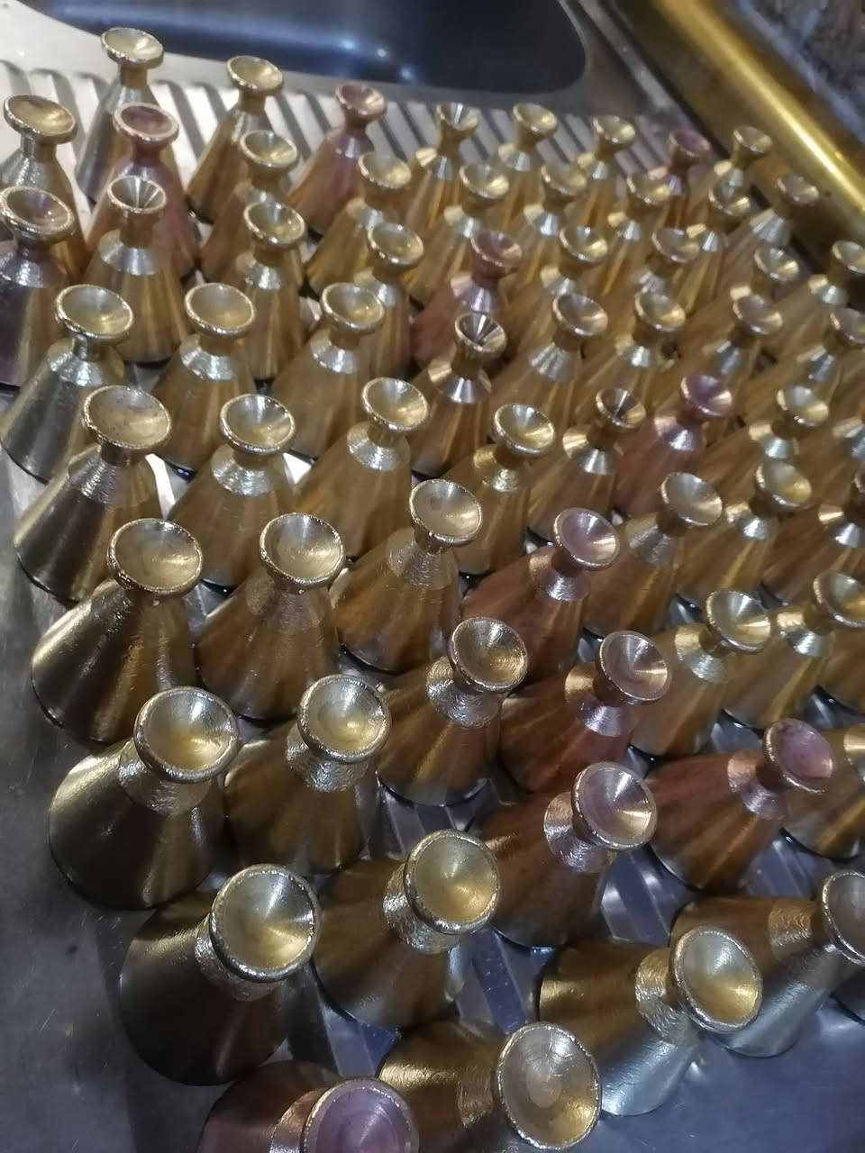 سلام عليكم للبيع صينيه  ٧ تخم مع تلفزيون مع كراسي حديد٣رقمي 7710699173 0
