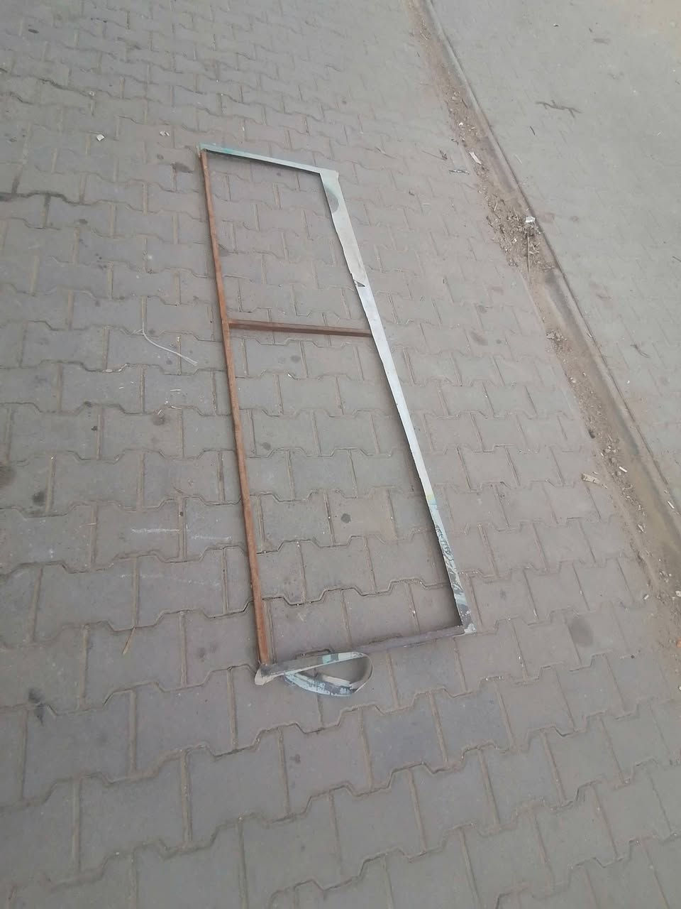 سلام عليكم عارضات بوسترات محلات للبيع ***********
