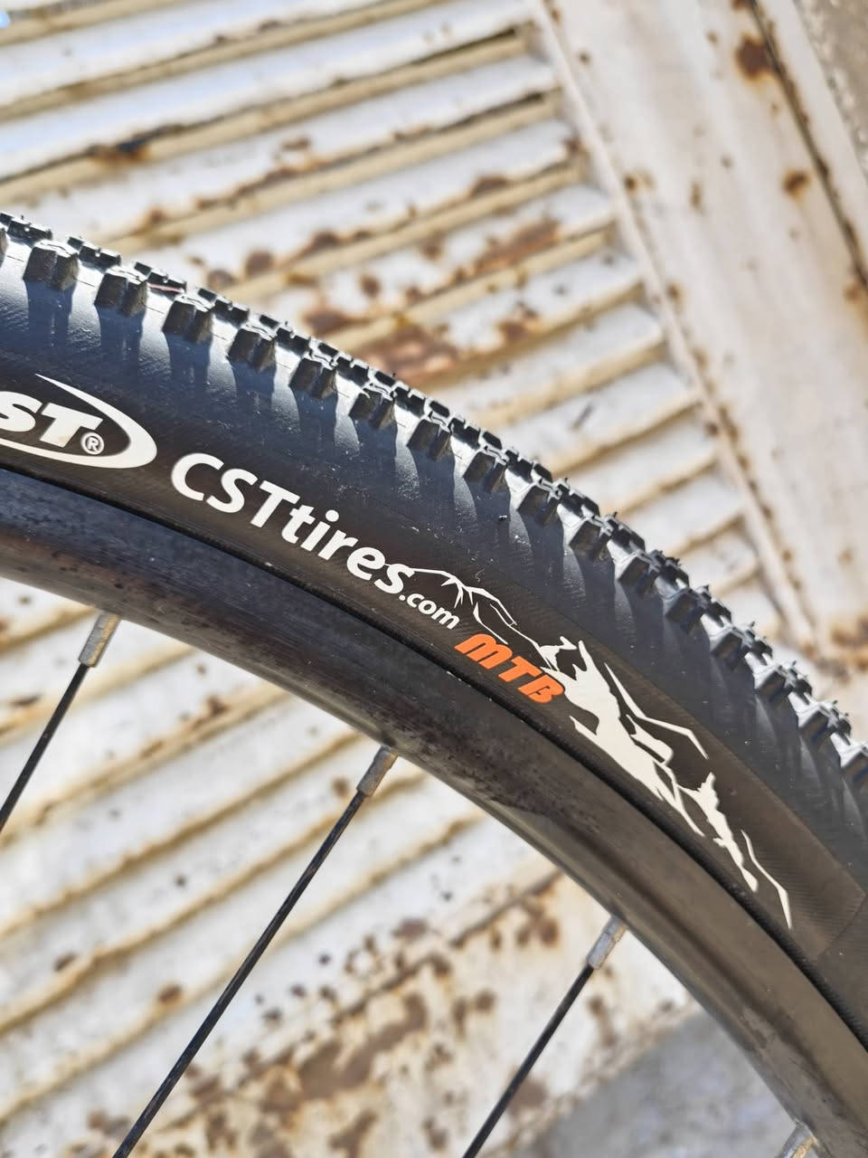 KSH USA  امريكي 
حجم 29 سايز S 
دبل ثكيل وخفيف 
تايرات MTB  
Speed 3×8 
بوري كاربون فايبر  
جاملغات ورقية ماركة
بريكات دسك 
سيت كروب شيمانو
ويالة بيم كوك شفت
جرس اصلي 
فريم المنيوم وزنة خفيف 
السعر 275 بغداد شعب شارع الصحة ***********
