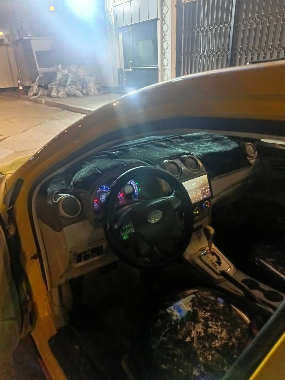 سلام عليكم بي وايدي موديل ٢٠١٣ بسمي سنويه جديدة ٣٦ تخم تاير جديد صدر أمام خلفي كير وتماتيك ابلدي تحويل  ثاني يوم لسعر ٤٨ أو بيه مجال لشراي مكاني بل حبيبيه ***********
