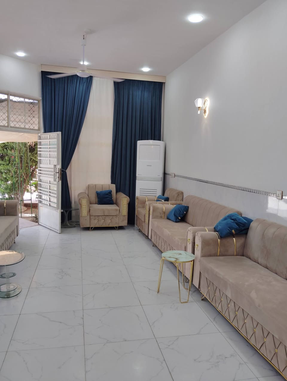 الدار للبيع المساحه 200متر طابو زراعي سند 25 الموقع بداية المعاره قرب المدرسه المعادن الحكمه يتكون من غرفه نوم وستقبال 8*4 +صاله+مطبخ حار+بارد+طارمه+حديقه بناء طابوق السقف صب كونكريت عرض الشارع 7متر تبليط البيت نضيف جدا جيران ذهب 
أي استفسار إتصال *********** 
أو مراجعة مكتب ابو زهراء التميمي شارع المواكب مقابل حسينية الخزرج
